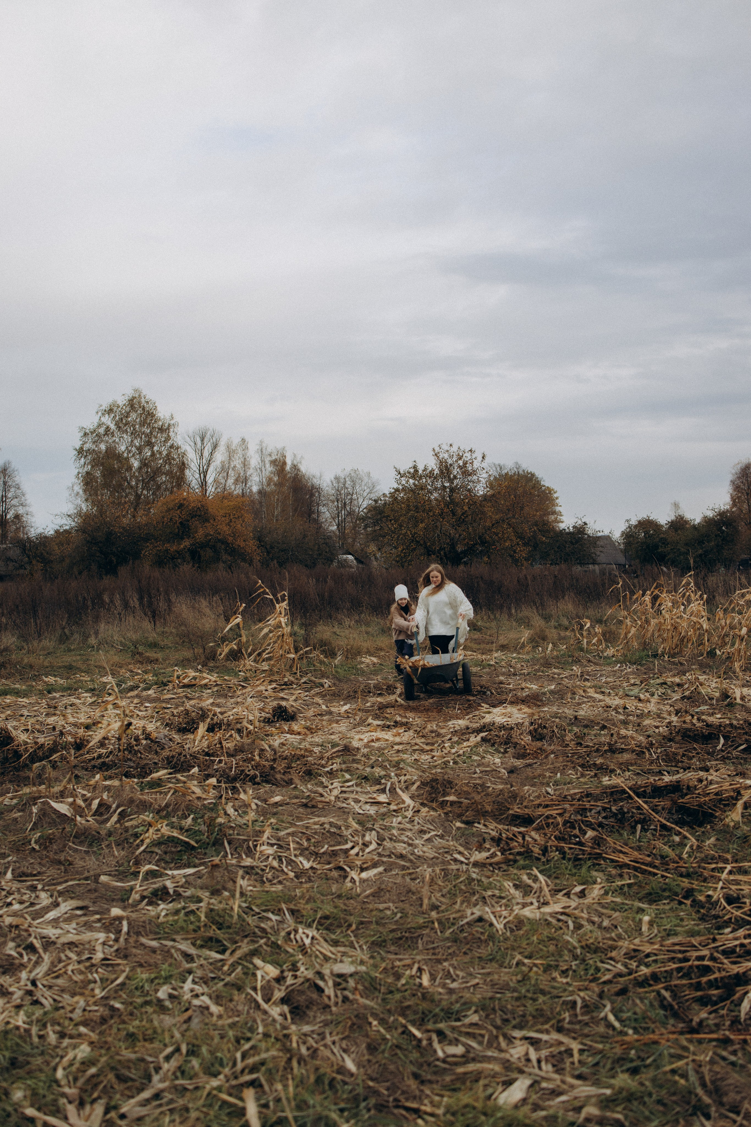 Оля, Ксюша и кукуруза. Фотограф Елена Рябцева