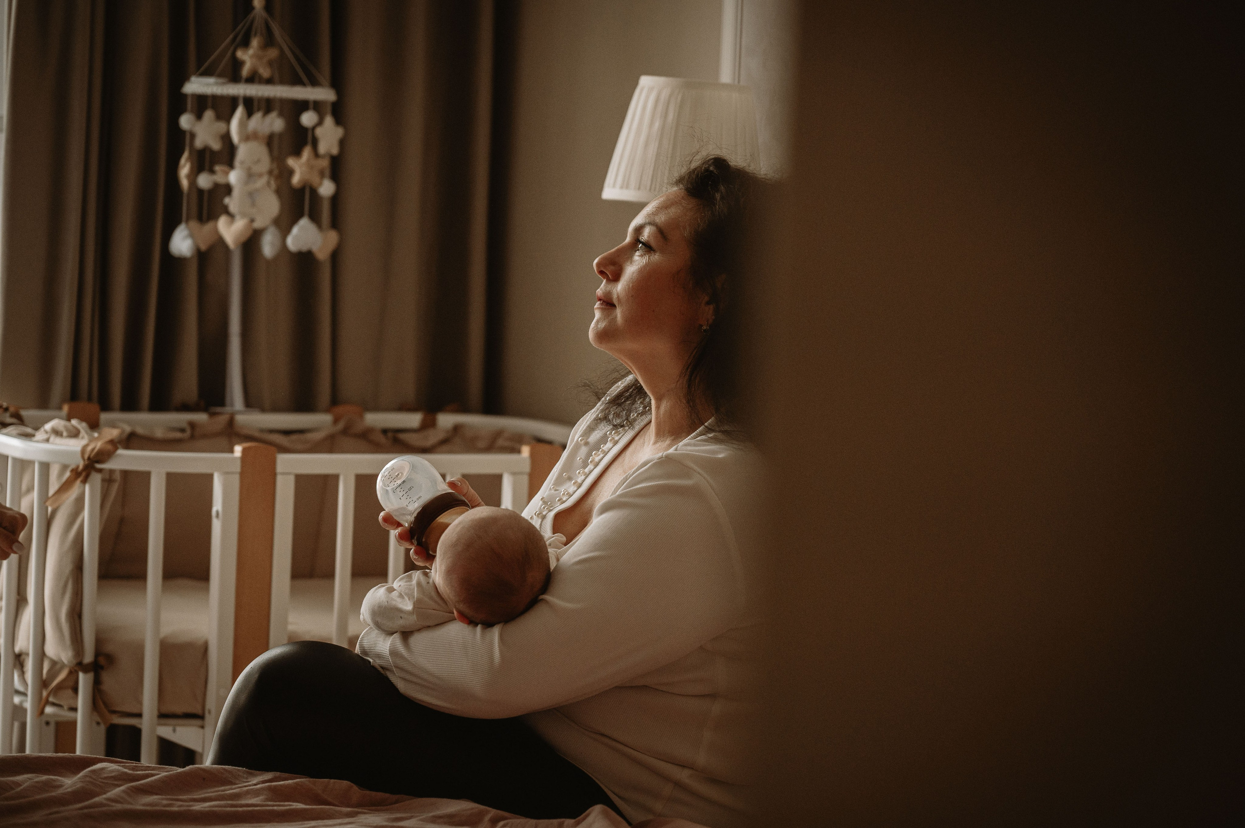 Малышка Зои с мамой и бабушками. Фотограф беременности и семьи, домашние съемки, Ньюборн