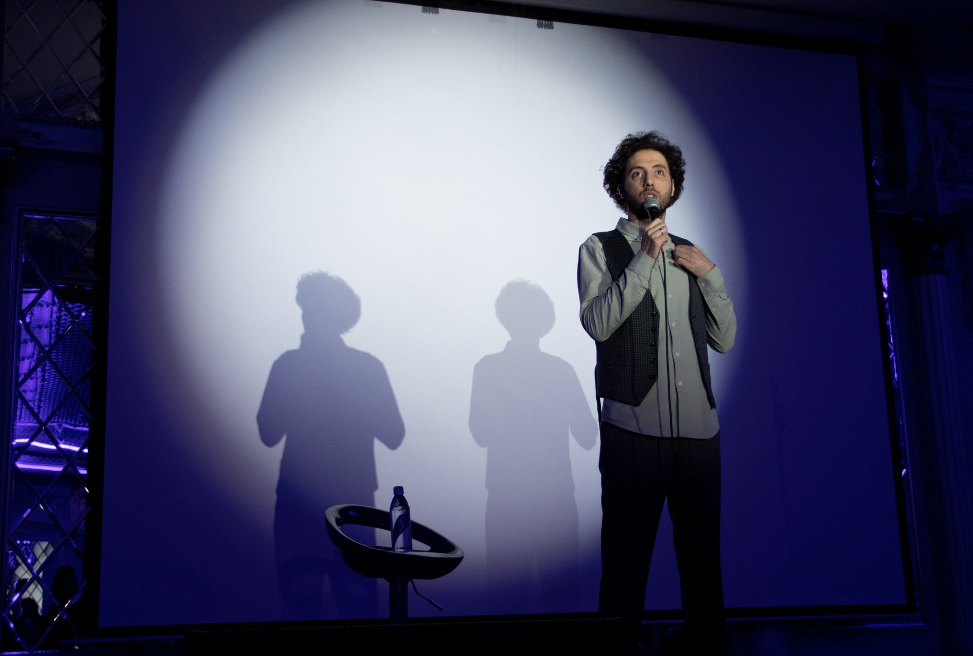 Выступление стендап-комика Дмитрий Романов. Репортажный, промышленный и маркетплейс-фотограф Дмитрий Чернат