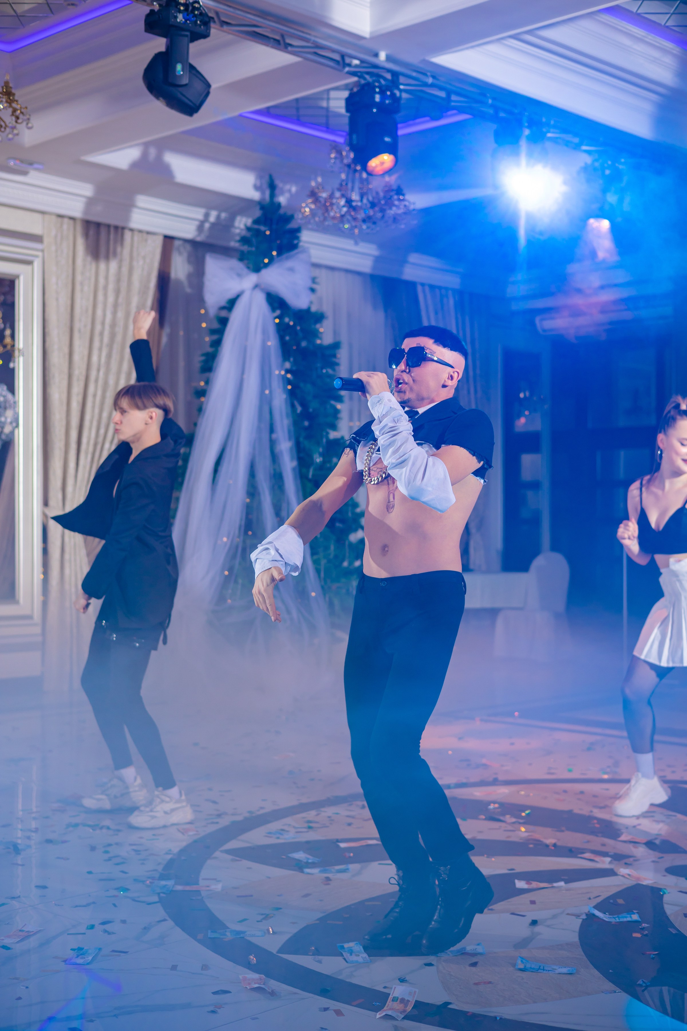 Корпоративная фотография Кемерово Шоу пародистов привет в центре зала работа со световым оборудованием