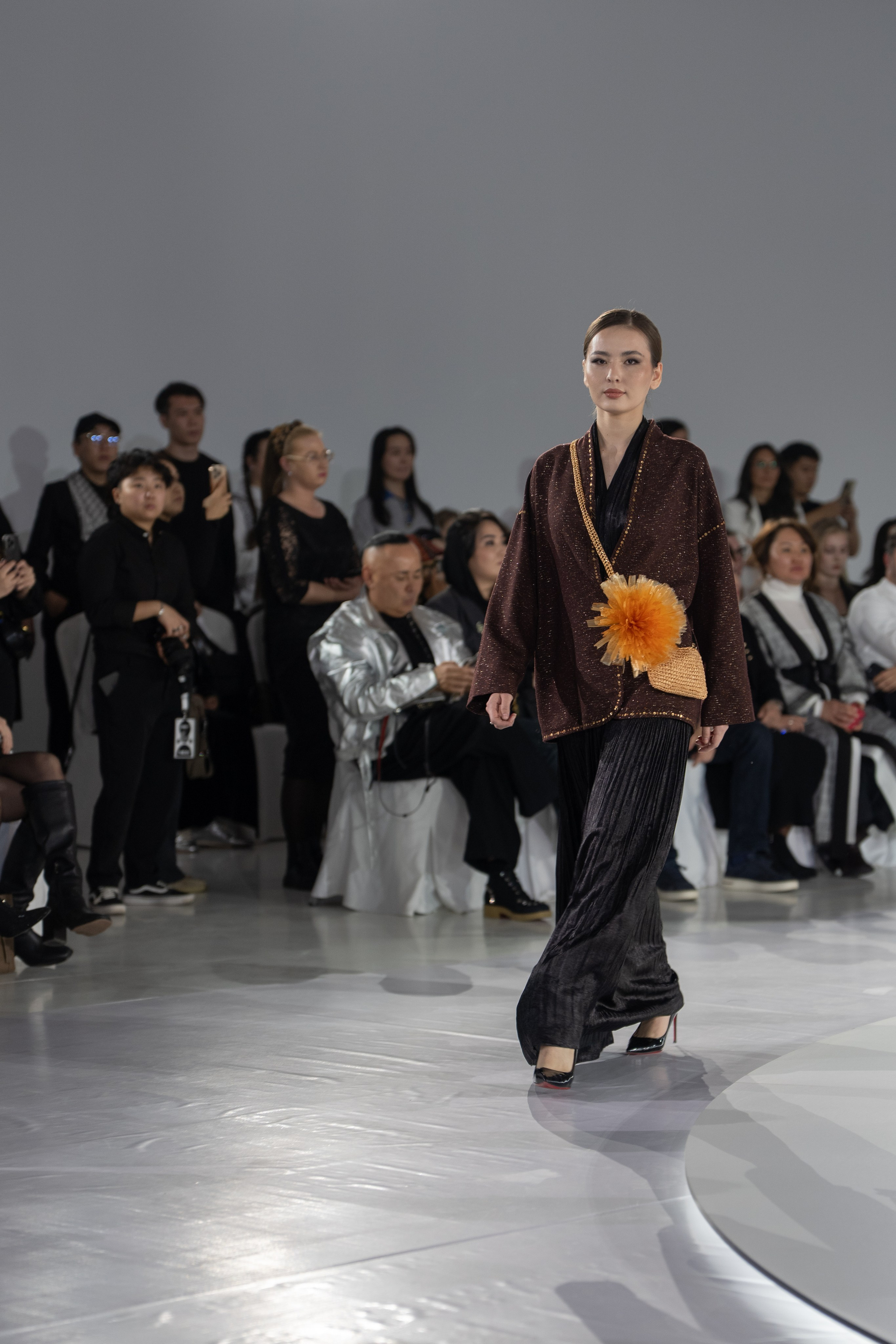 Дизайнер Yerlan Zholdas bek. Сайт Алматинского НЮ АРТ, будуар и фэшн фотографа Дениса Карпенко