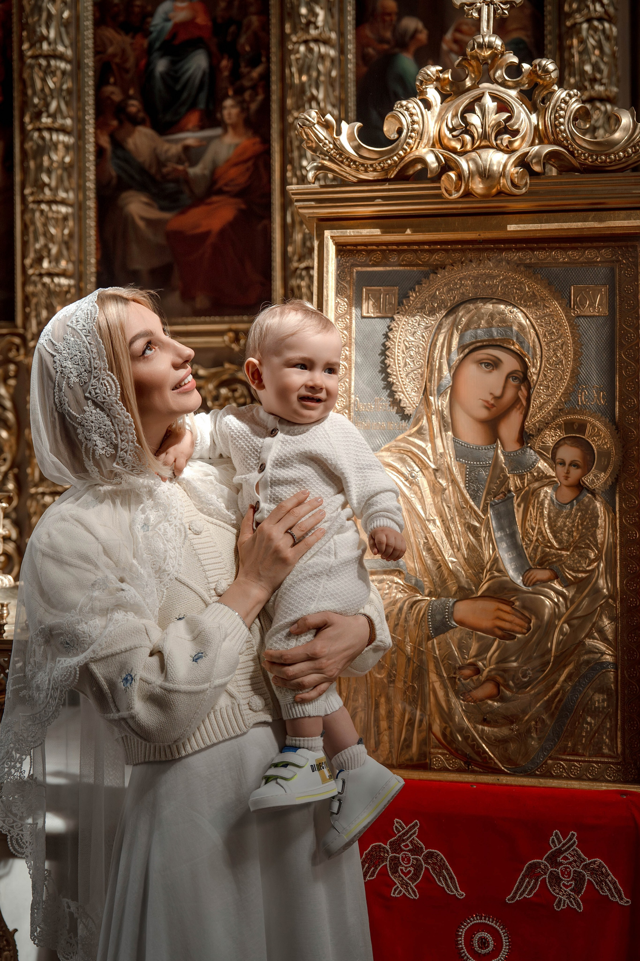 Крещение в Храме Большое Вознесение у Никитских Ворот. Фото- и видеосъёмка крещения и венчания. Фотограф на крещение Москва
