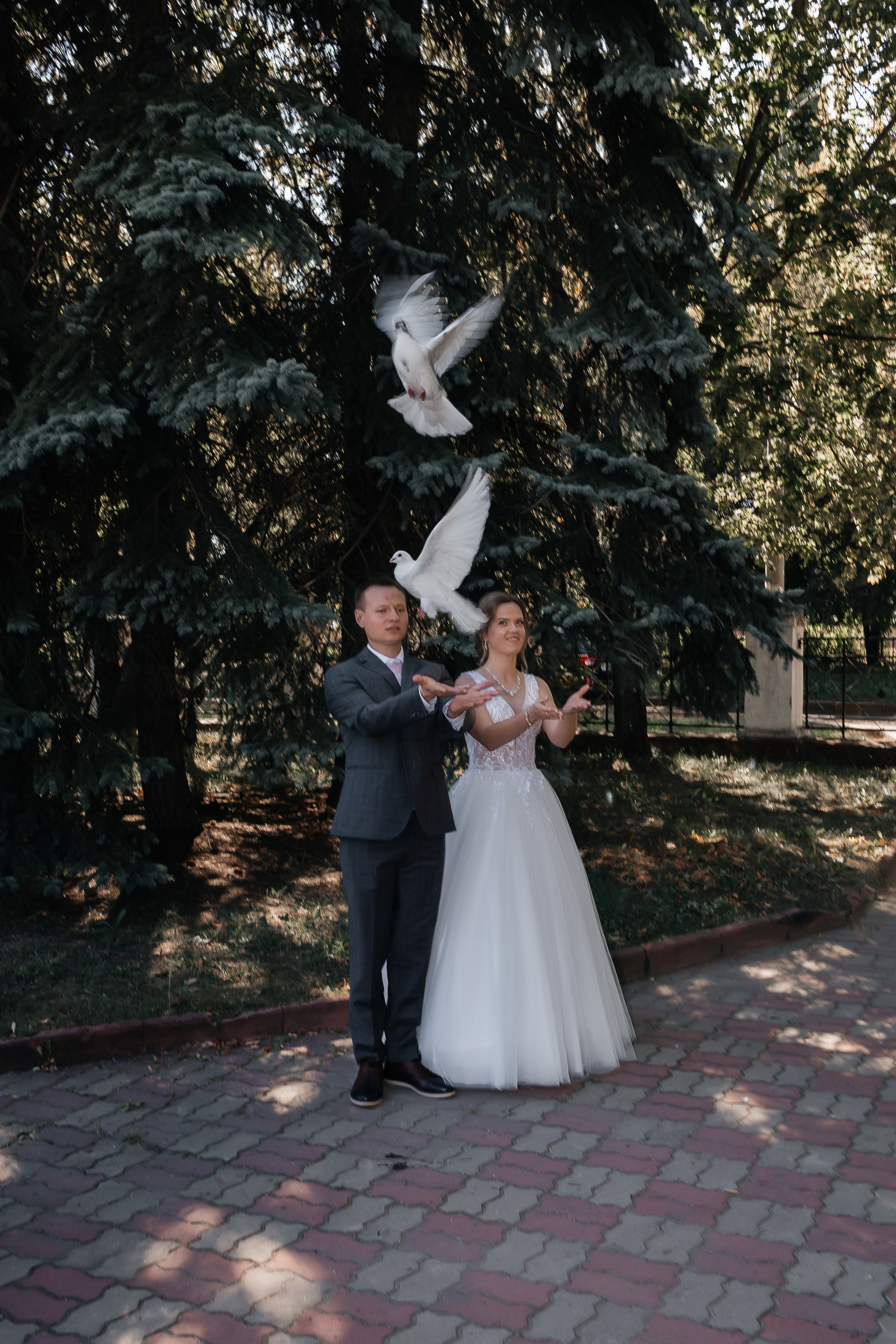 Свадебная прогулка двоих на Стрелке и в автозаводском Парке. И в фотостудии СОЛЬ в Автозаводском районе. Свадебный фотограф и фотограф Love-Store в Нижнем Новгороде Анастасия