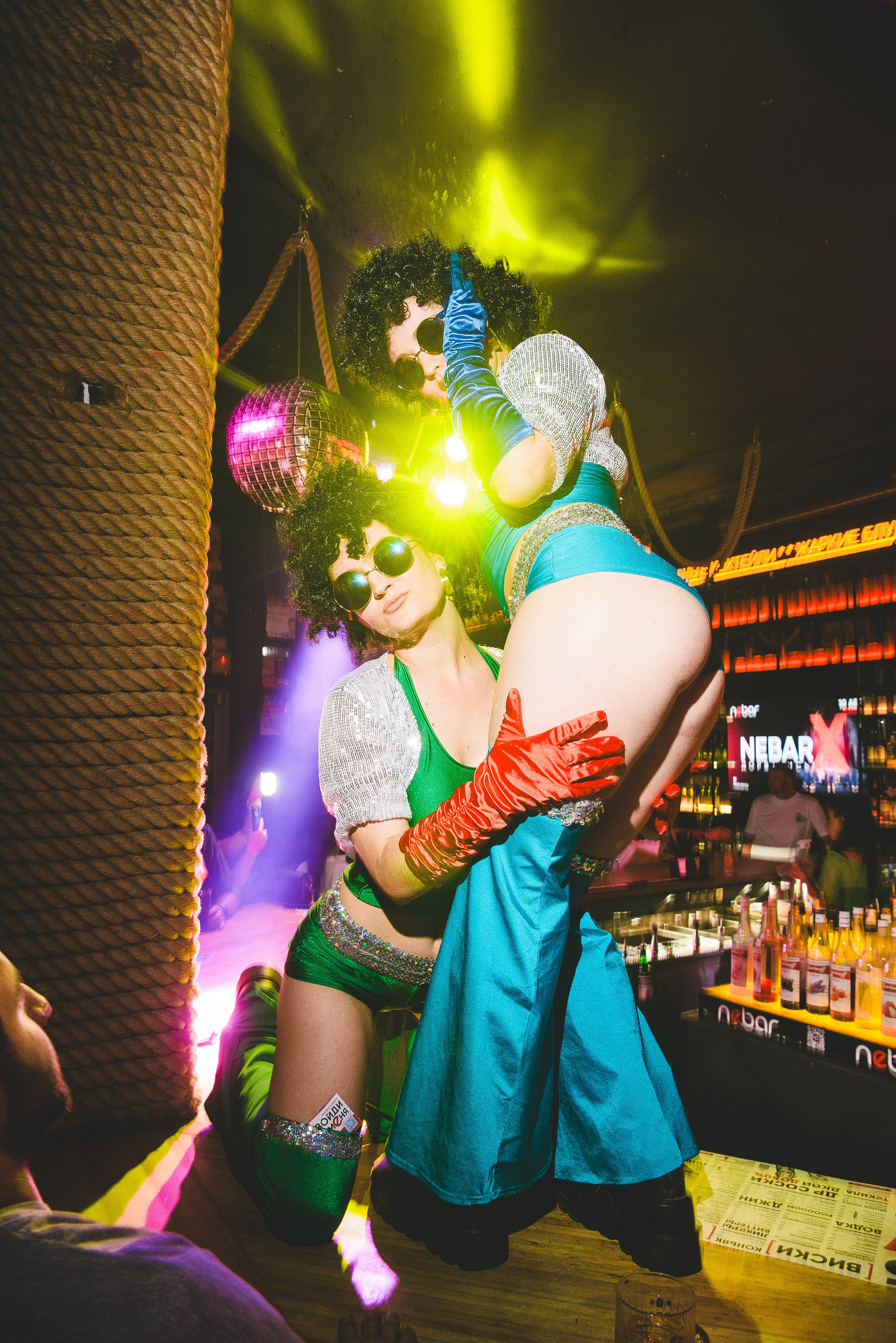 Красивые жопки зажигают в стиле 80х на барной стойке