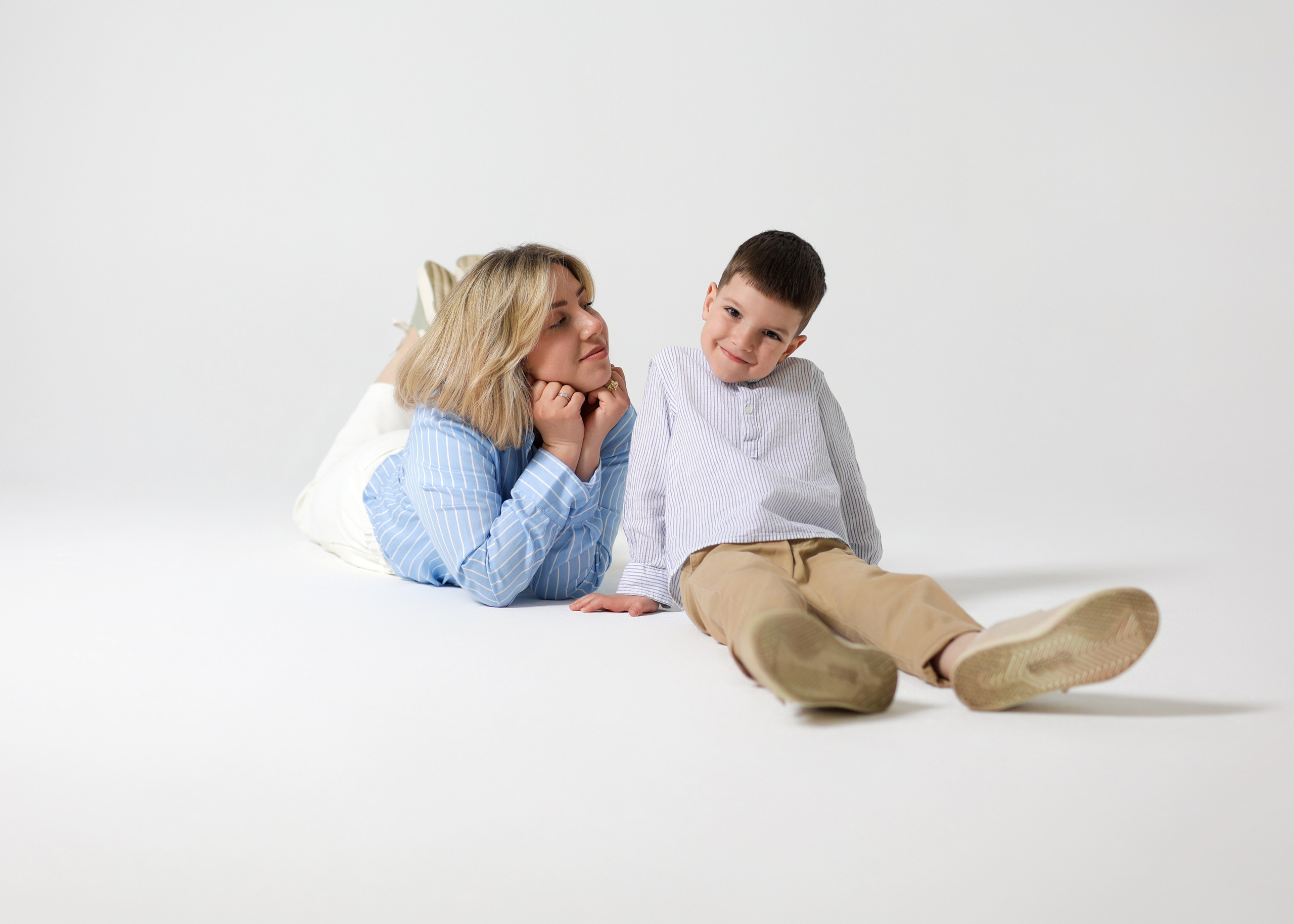 Мама лежит рядом с сыном