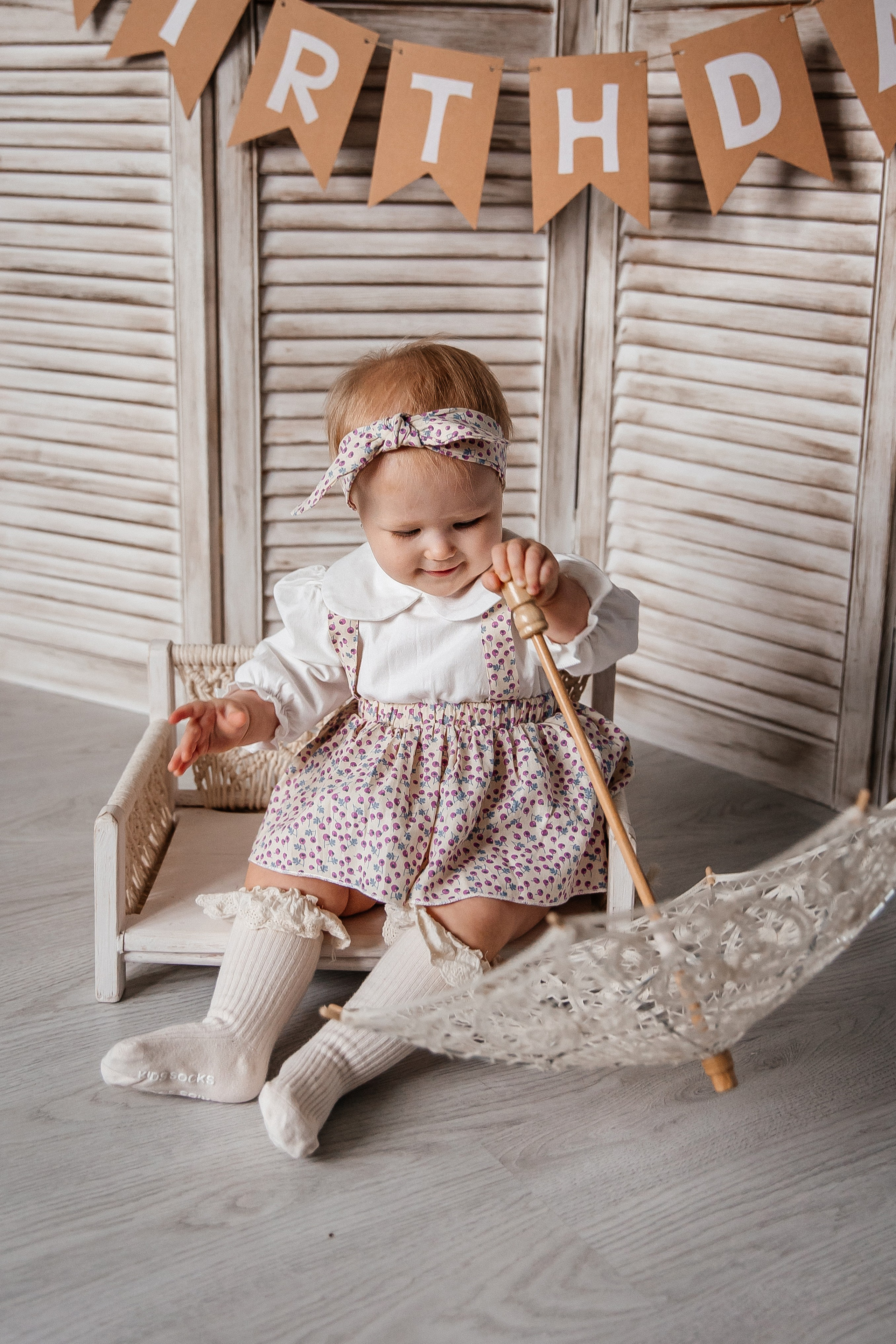 Минимализм (единичка, буквы-кубики, отдельный реквизит на фоне). Детский фотограф, выпускные альбомы в Нижнем Новгороде Бодягина Мария