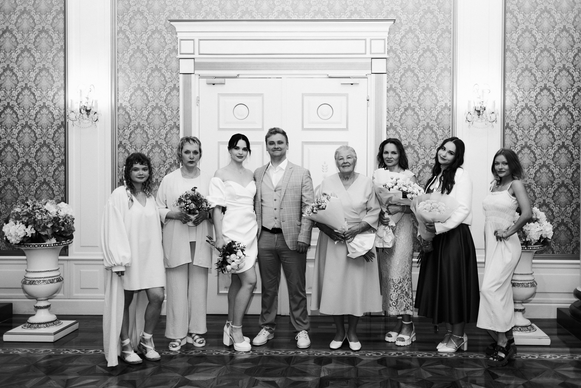 Большое групповое фото жениха и невесты с гостями на крыльце ЗАГСа в Тюмени