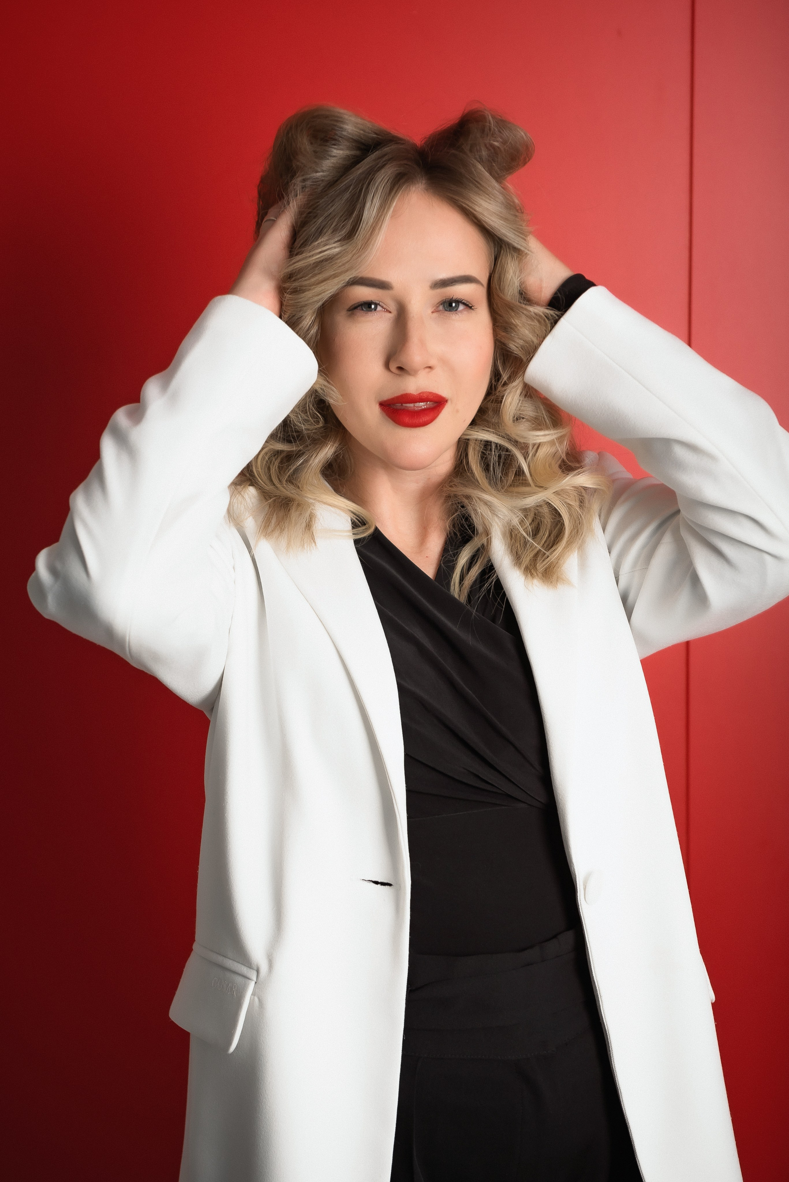 Портрет на красном фоне. КОНТЕНТ | БРЕНД фотограф Санкт-Петербург — Жанна Олтаржевская