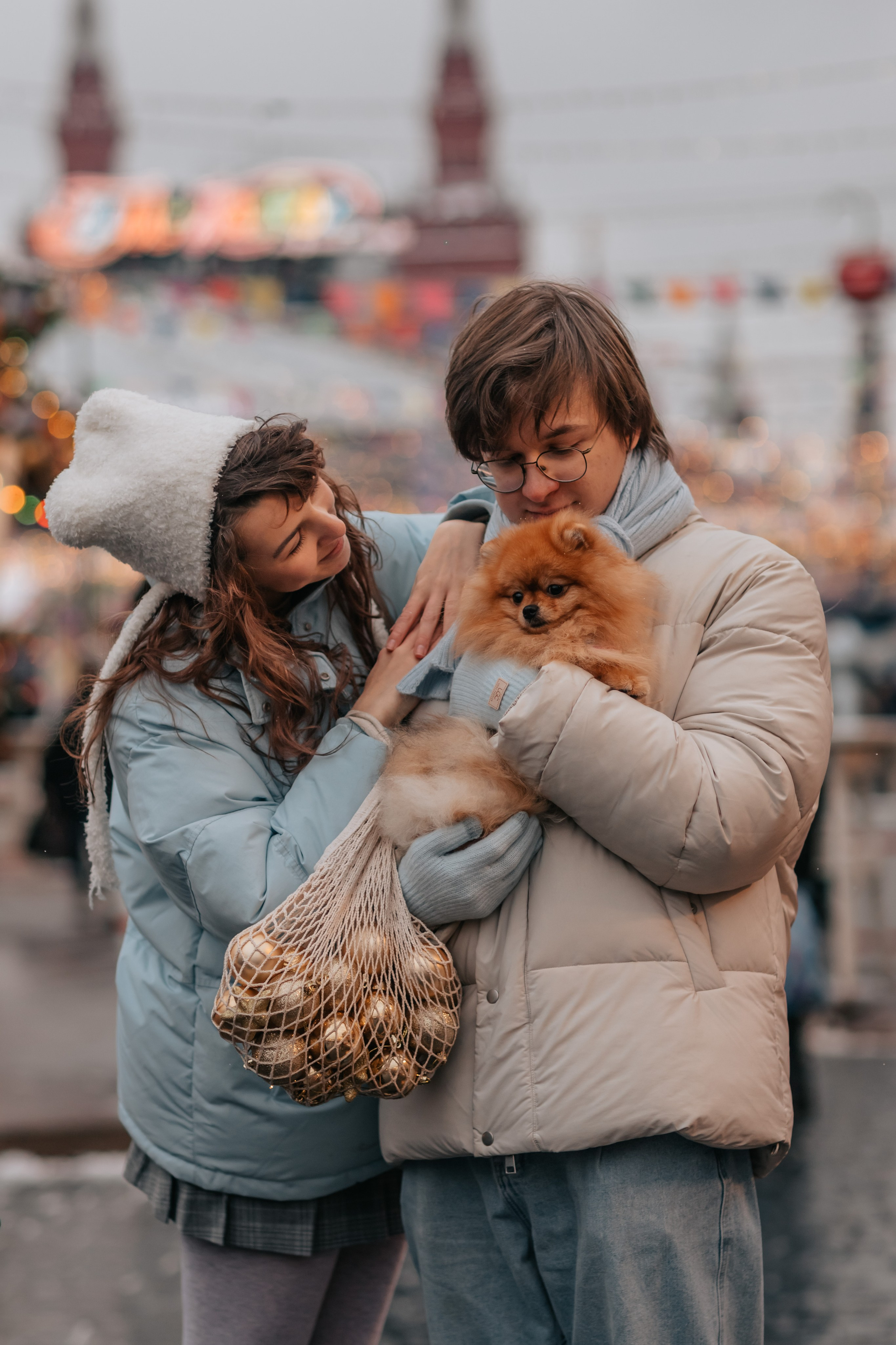 Тоффи и семья на новогодней ярмарке. Семейный фотограф анималист Мария Крючкова