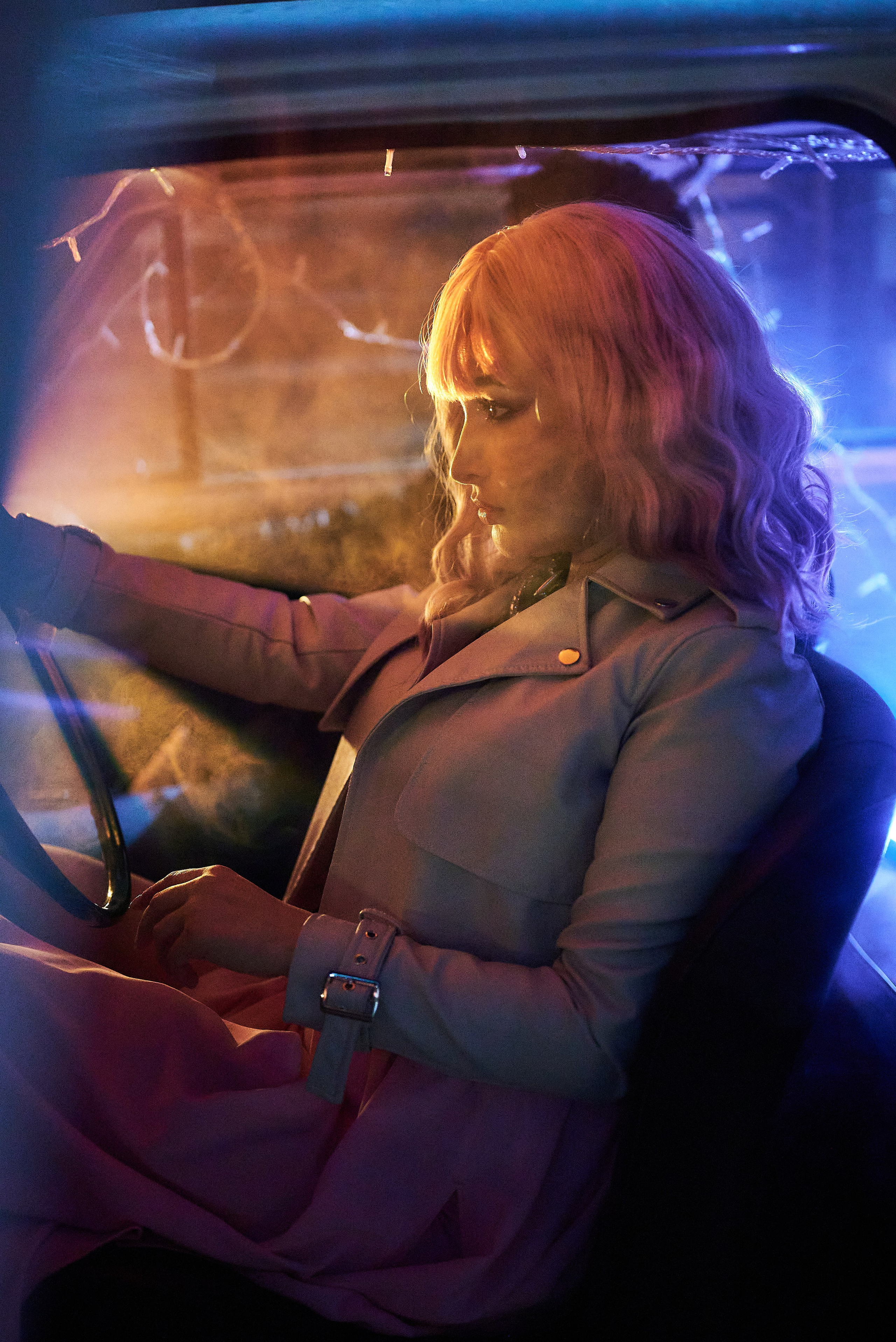 красивая девушка в авто на фото цветного света