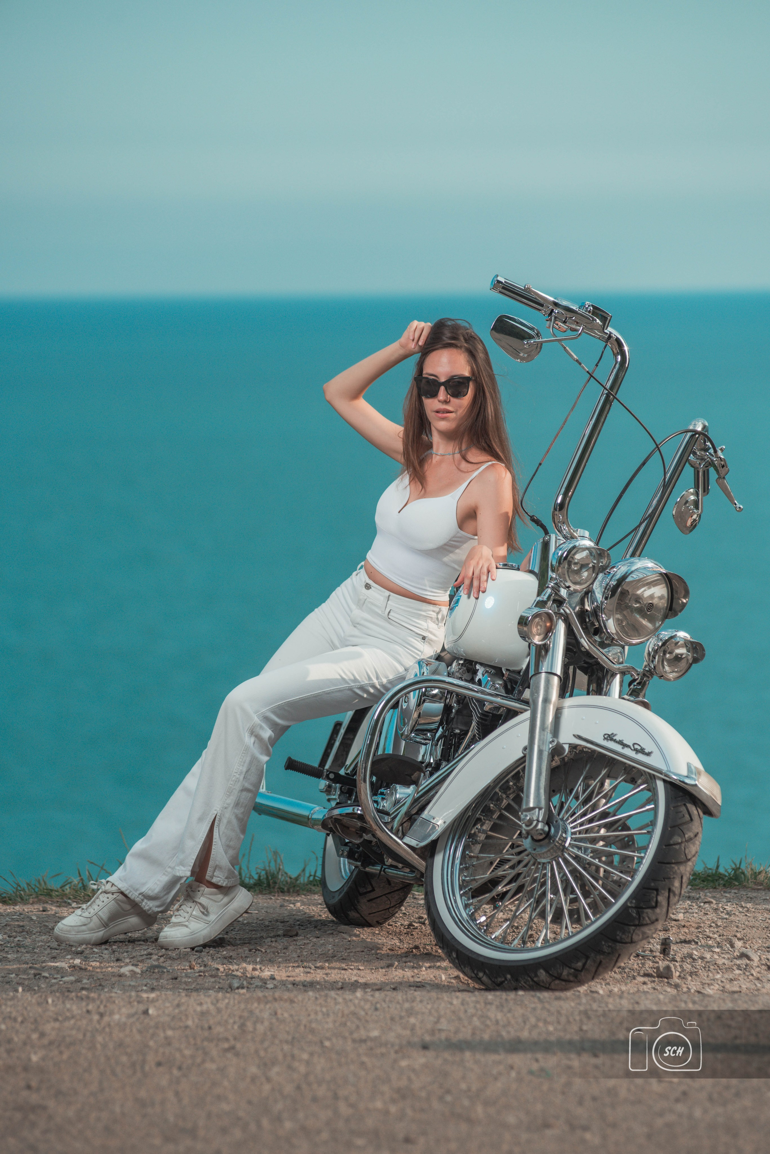 Солнечная фотосессия с белым harley-davidson
