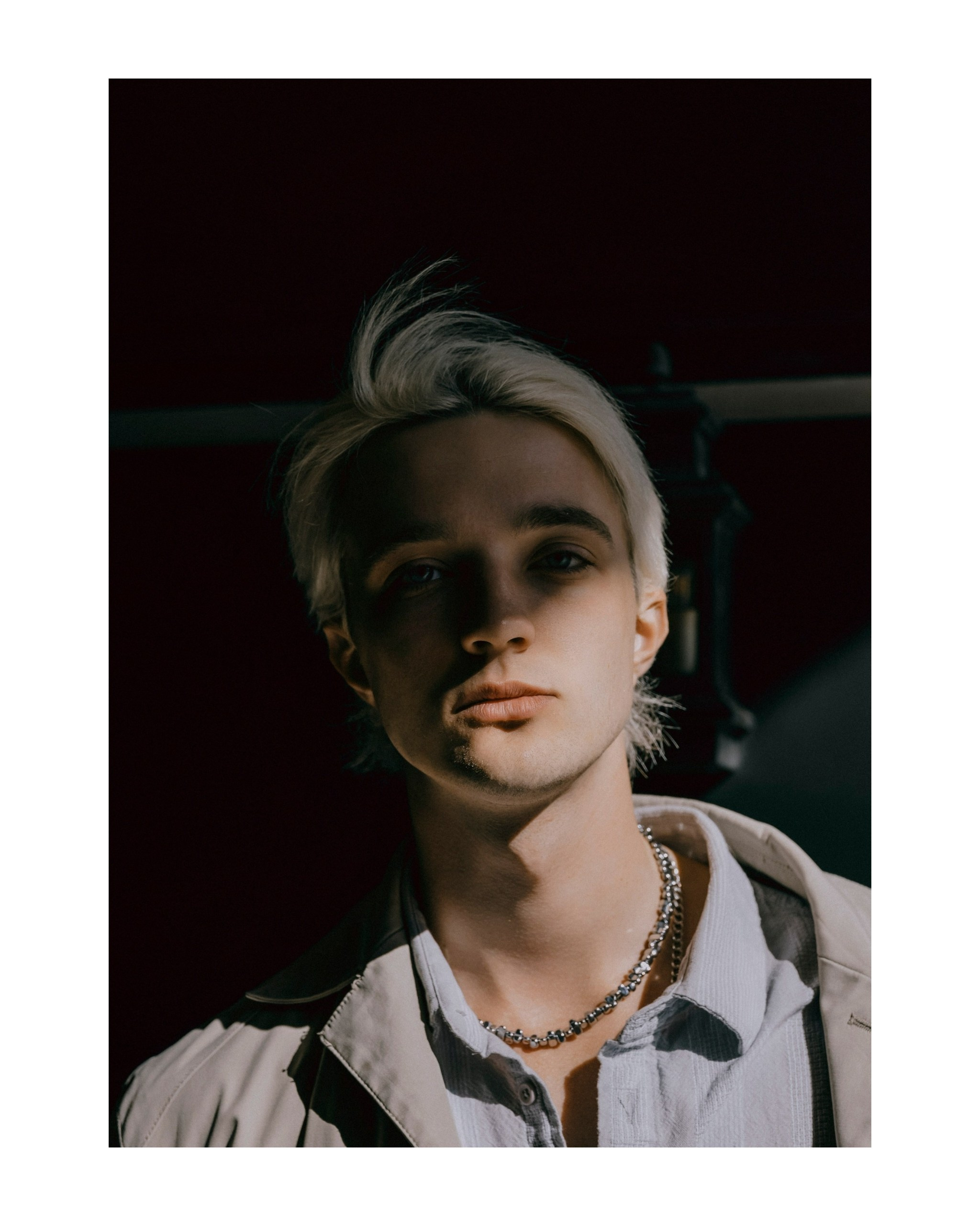 мужской портрет блондина на улице в Москве