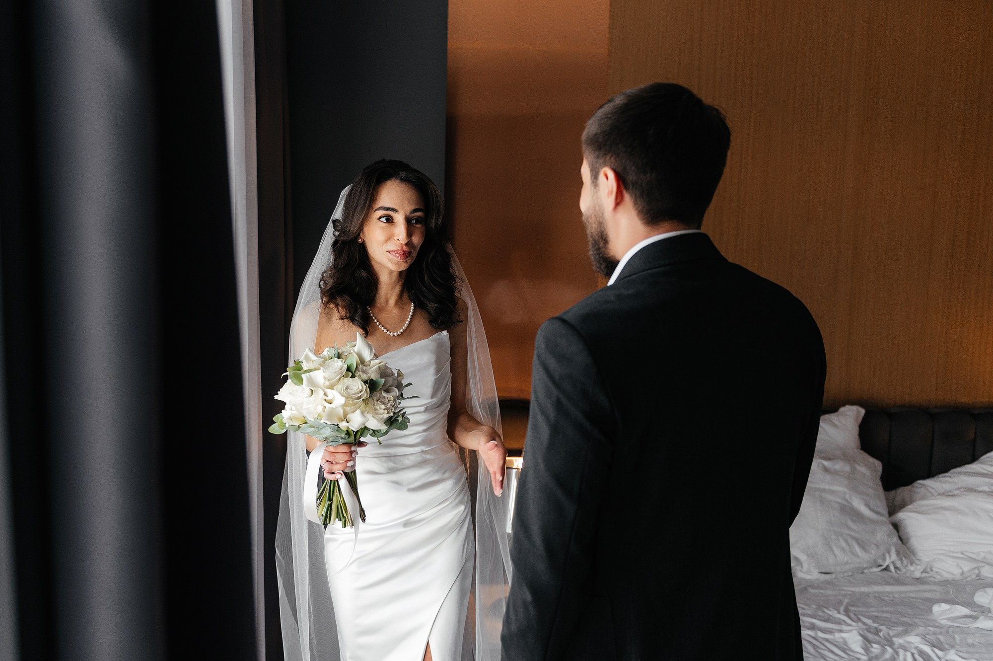 Встреча жениха и невесты в отеле.