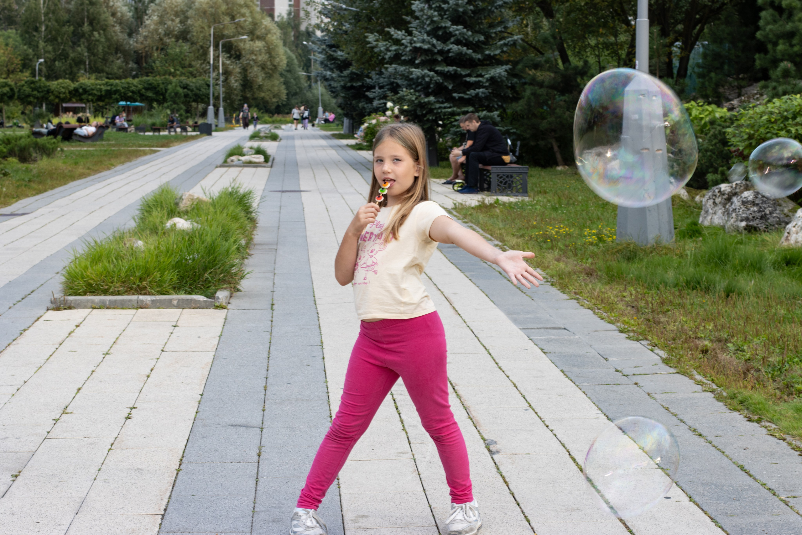 Две сестрички в парке. Главная