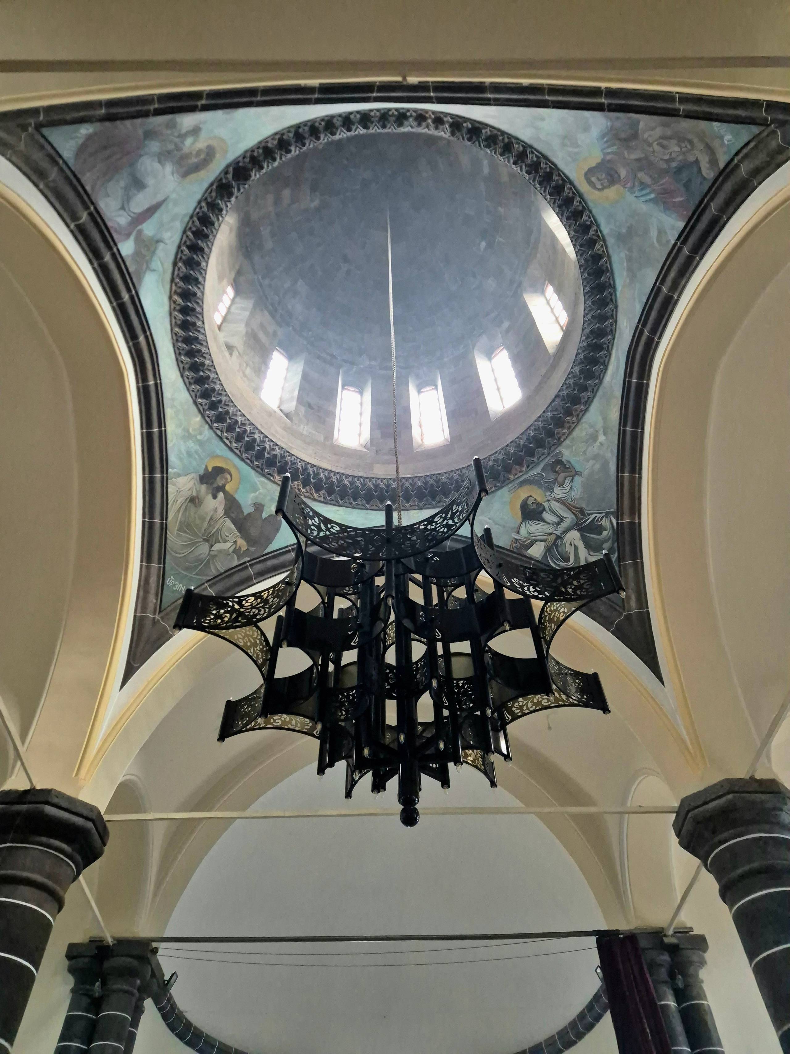 Хмурое небо пролилось в итоге потоками воды. Пережидали ливень в храмах