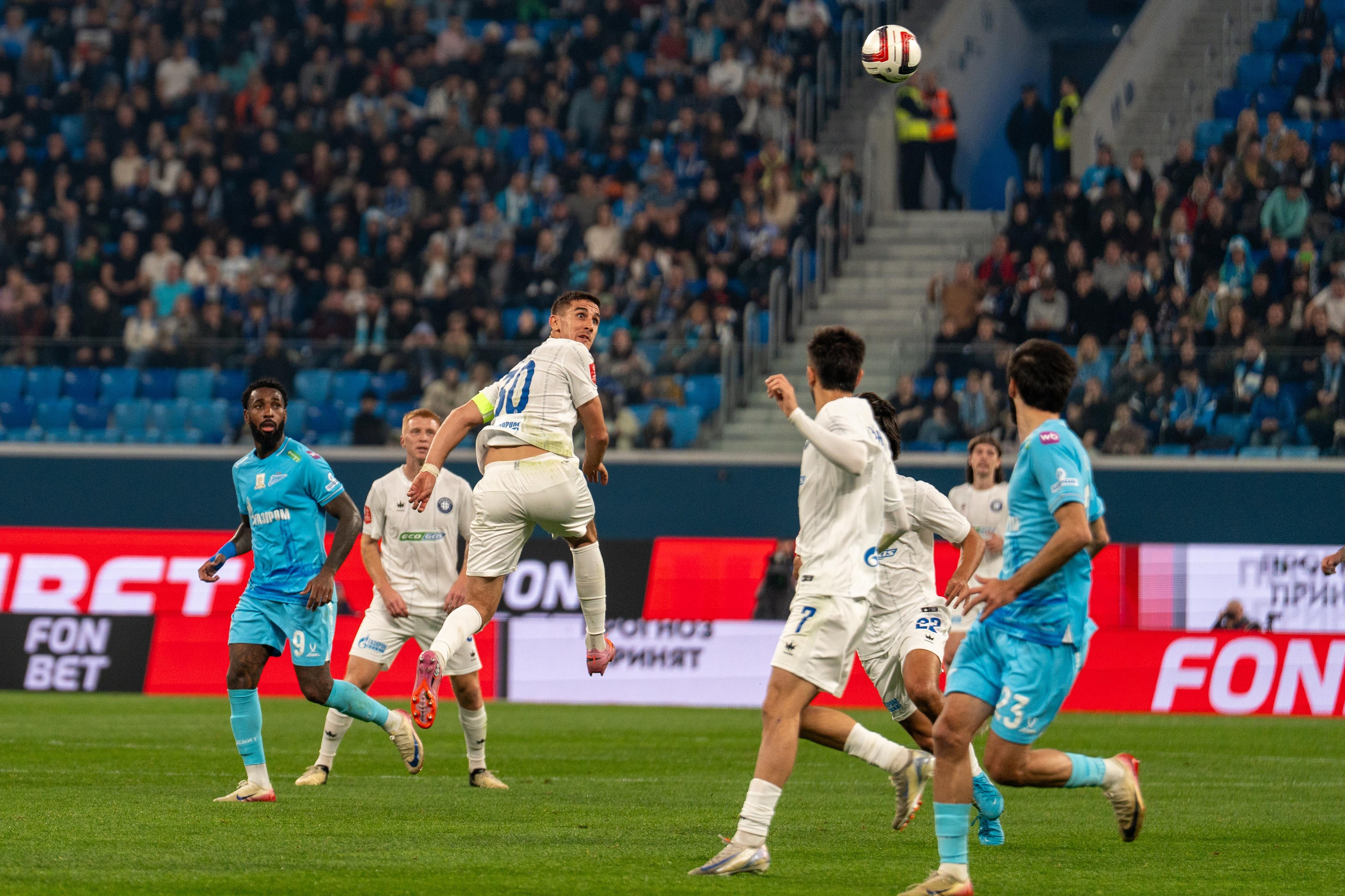 Зенитовский форвард бьёт по воротам спортивный фотограф Санкт-Петербург