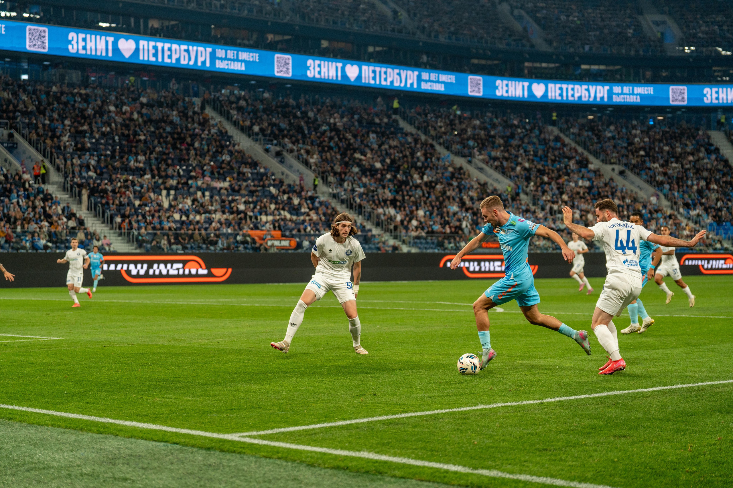 Атака футболистов Зенита в голубой форме против Оренбурга — спортивный фотограф Санкт-Петербург