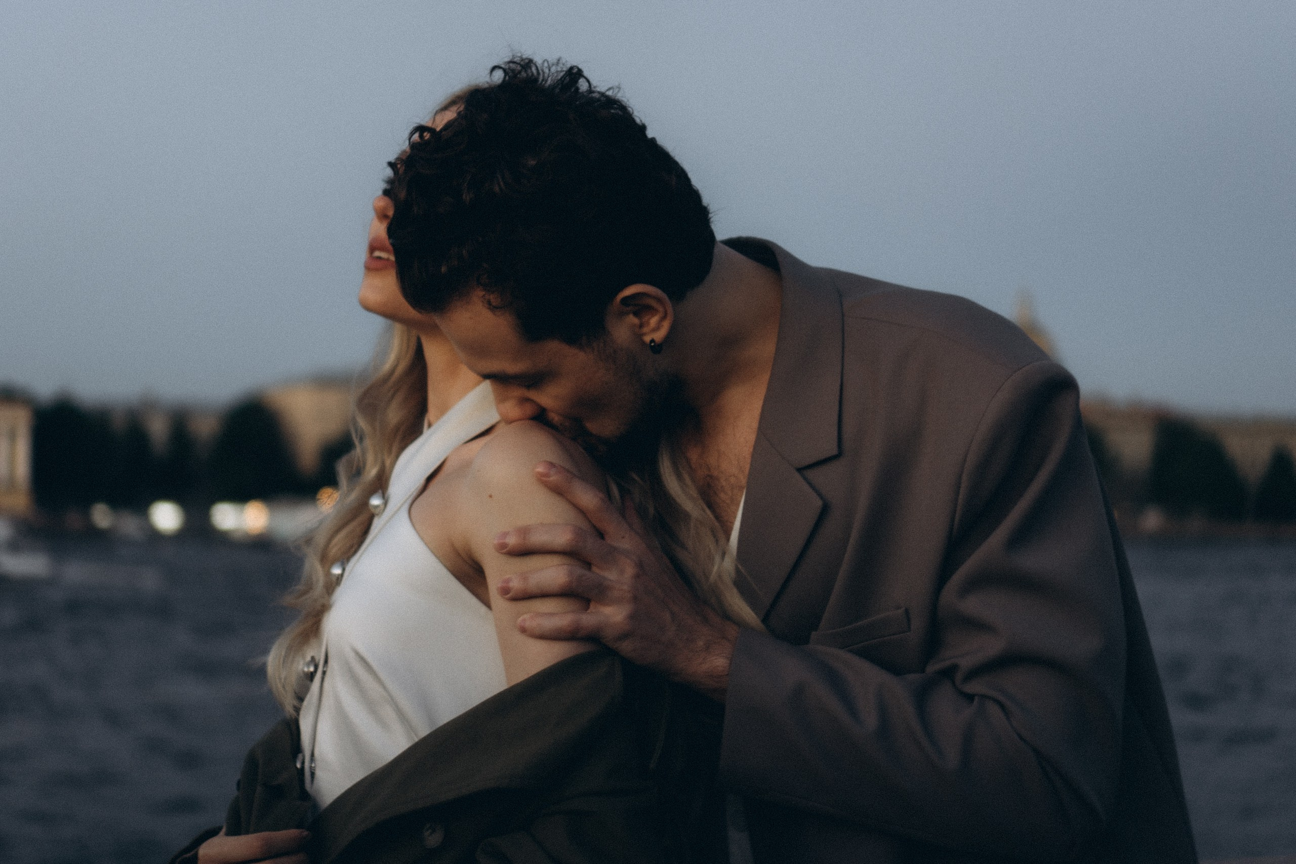 СВАДЕБНАЯ СЬЕМКА ПАРЫ НА РАССВЕТЕ В БЕЛЫЕ НОЧИ И ПРОГУЛКА С РАЗВОДНЫМИ МОСТАМИ И ПИКНИК ВОЗЛЕ ИСАКИЕВСКОГО СОБОРА. Профессиональный фотограф, Санкт-Петербург — Виктория Богомолова