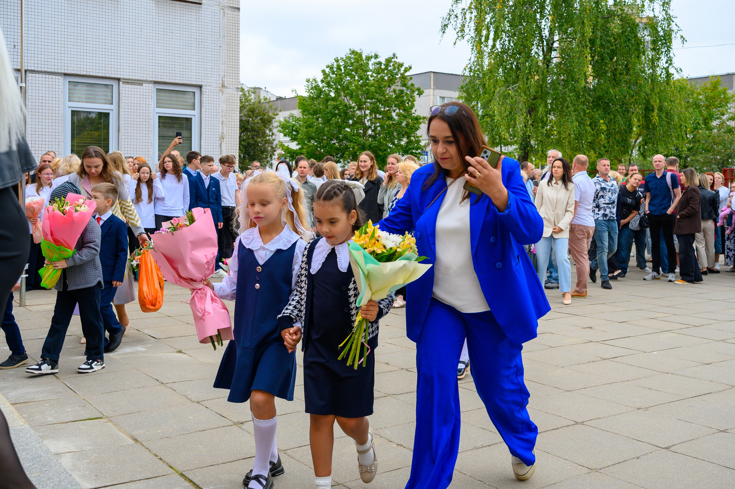 Вот звучит первый звонок, перед этим долгое приготовление к новому этапу в жизни, Яромир идет в школу. Фотоуслуги, услуги фотографа, фотографирование важных событий