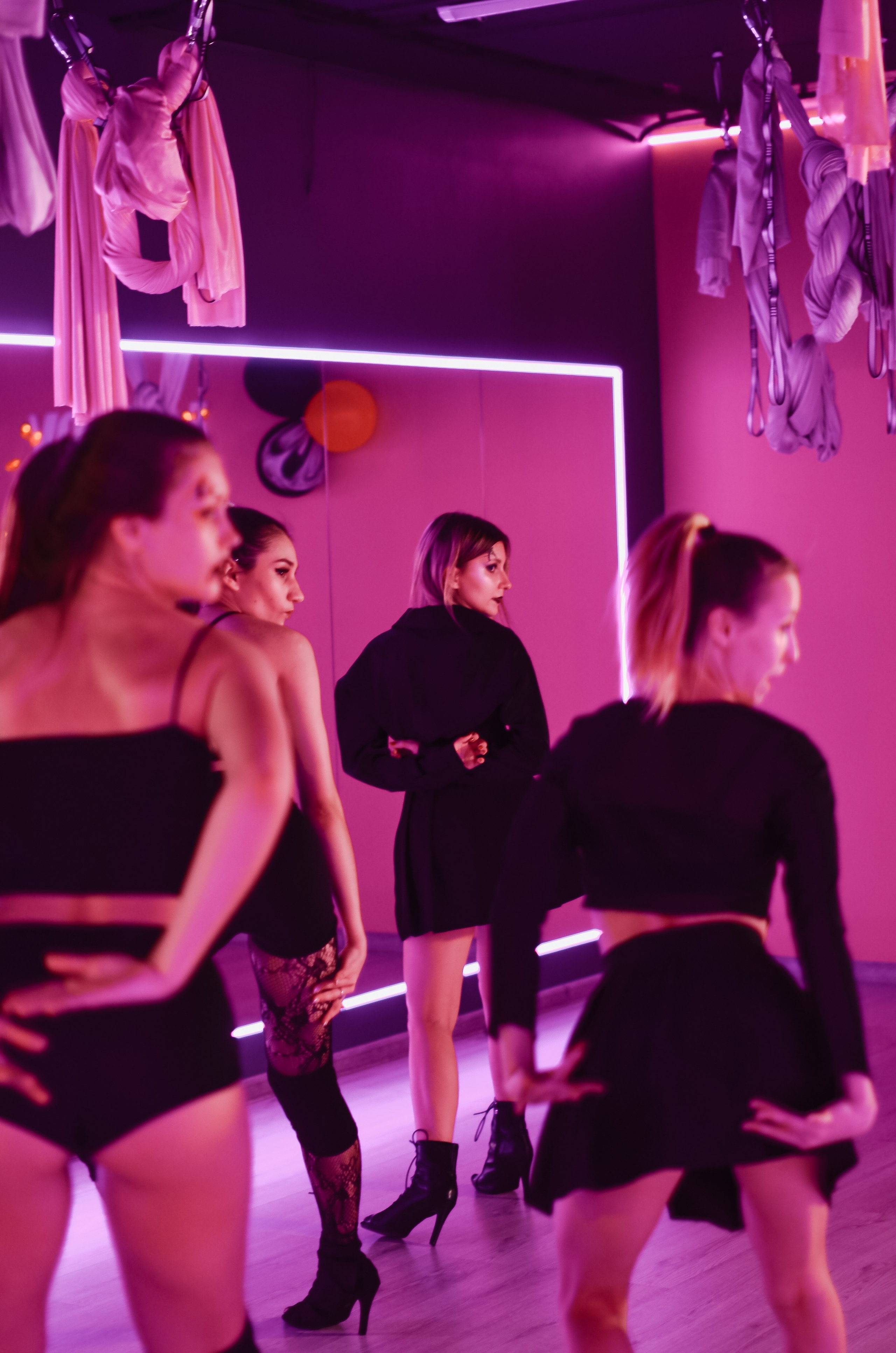 Фоторепортаж мероприятия в фитнес-клубе. Денисова Аля — фотограф для парных съемок и индивидуальных историй в Барнауле