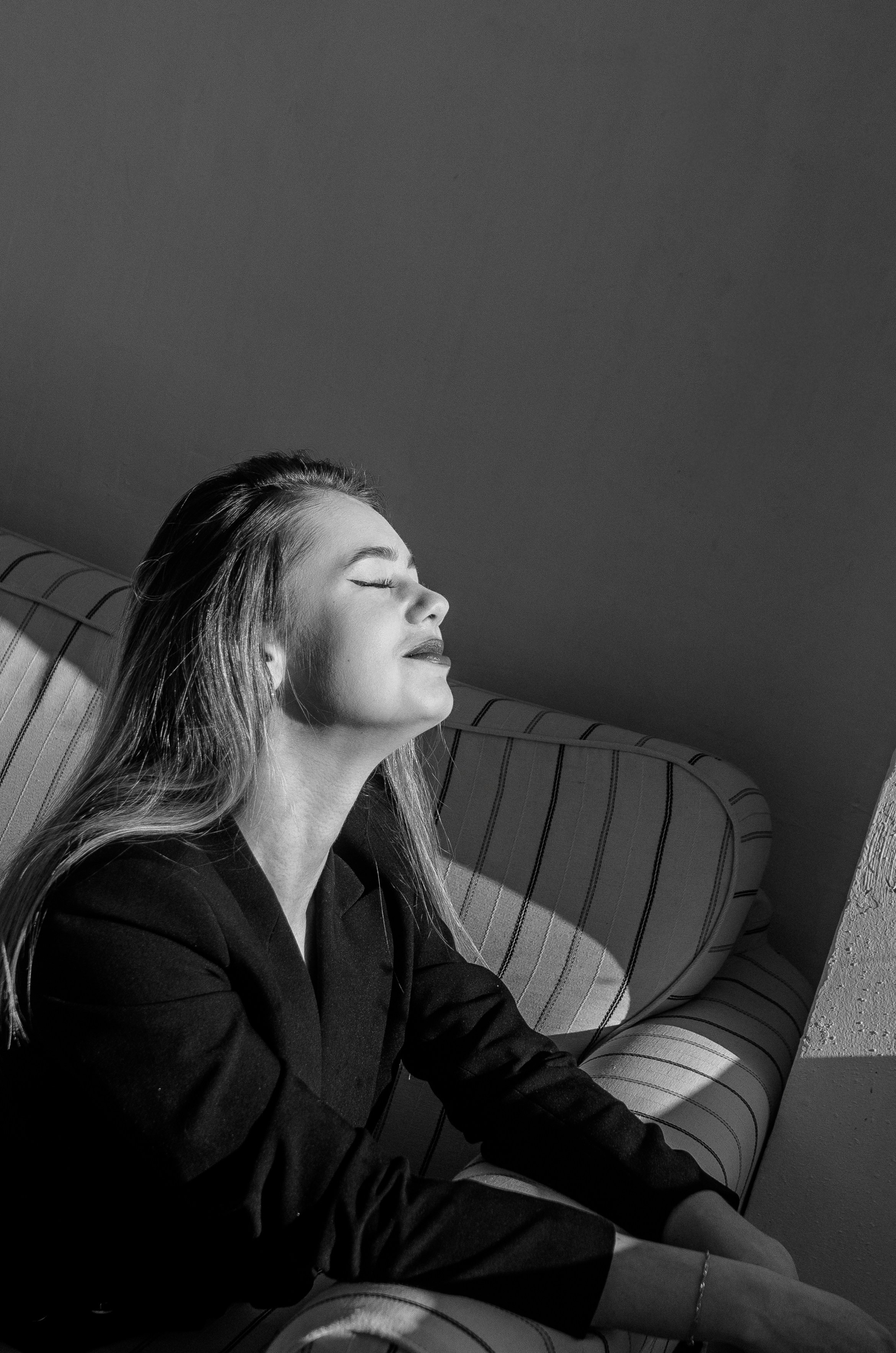 Женская фотосессия в стиле минимализм. Денисова Аля — фотограф для парных съемок и индивидуальных историй в Барнауле