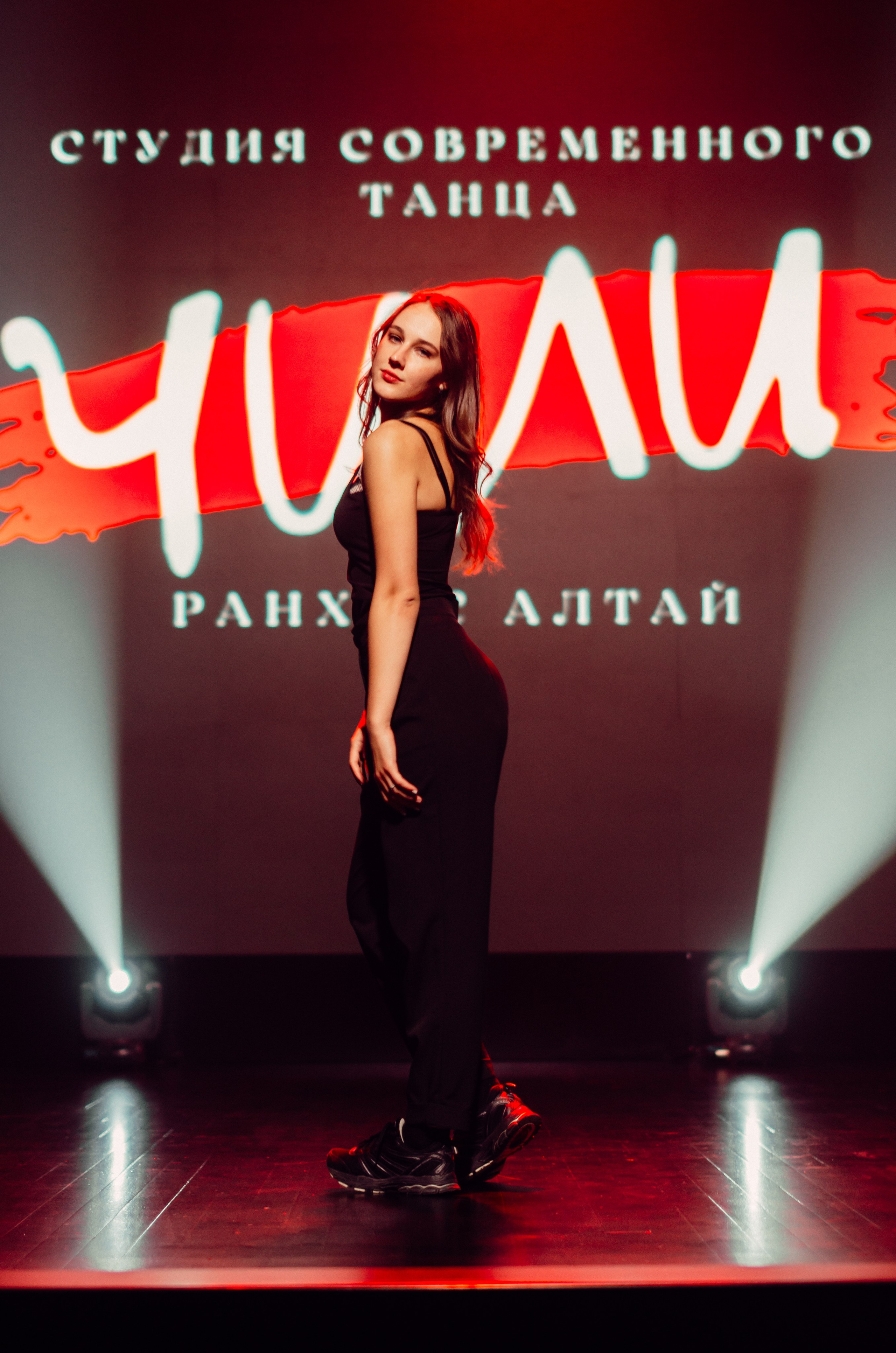 Групповая фотосъемка танцевального коллектива. Денисова Аля — фотограф для парных съемок и индивидуальных историй в Барнауле