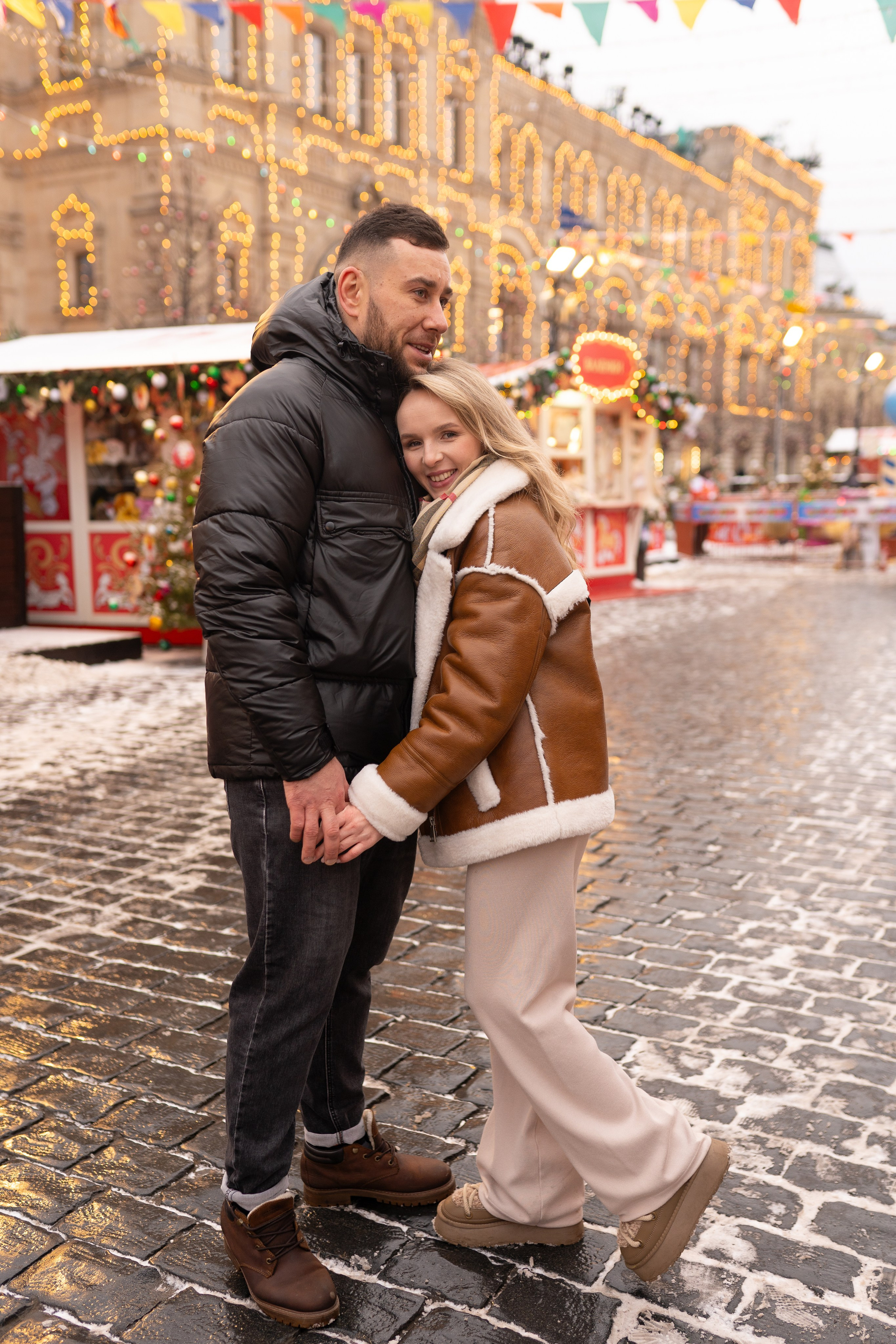 Павел, Егор и Наталия на ГУМ Ярмарке. Свадебный фотограф в Москве Анна Полушина