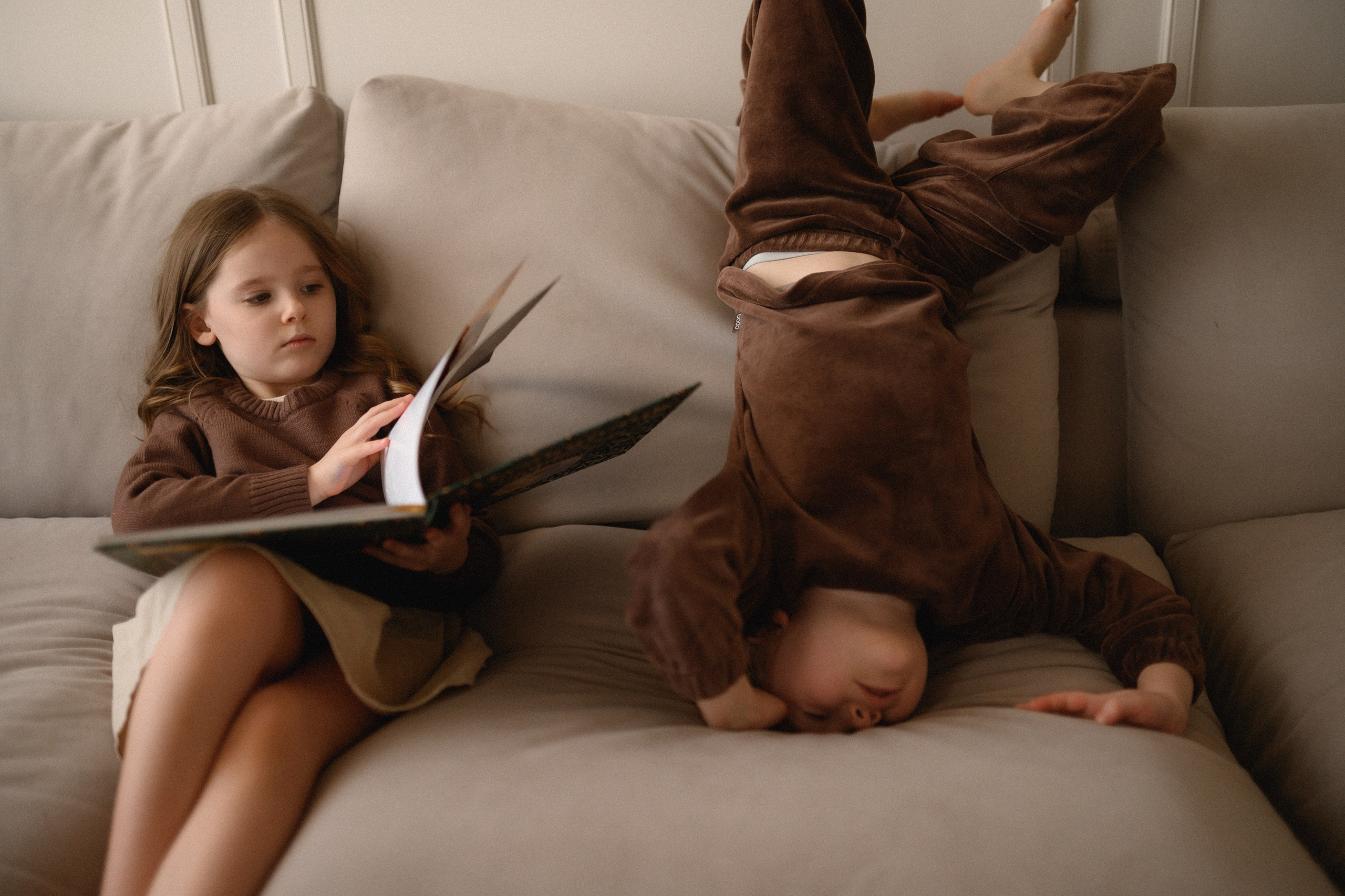 Валентин, Ирина, Евсей, Кира и Агата дома. Семейный и свадебный lifestyle-фотограф в Москве Мария Петрова