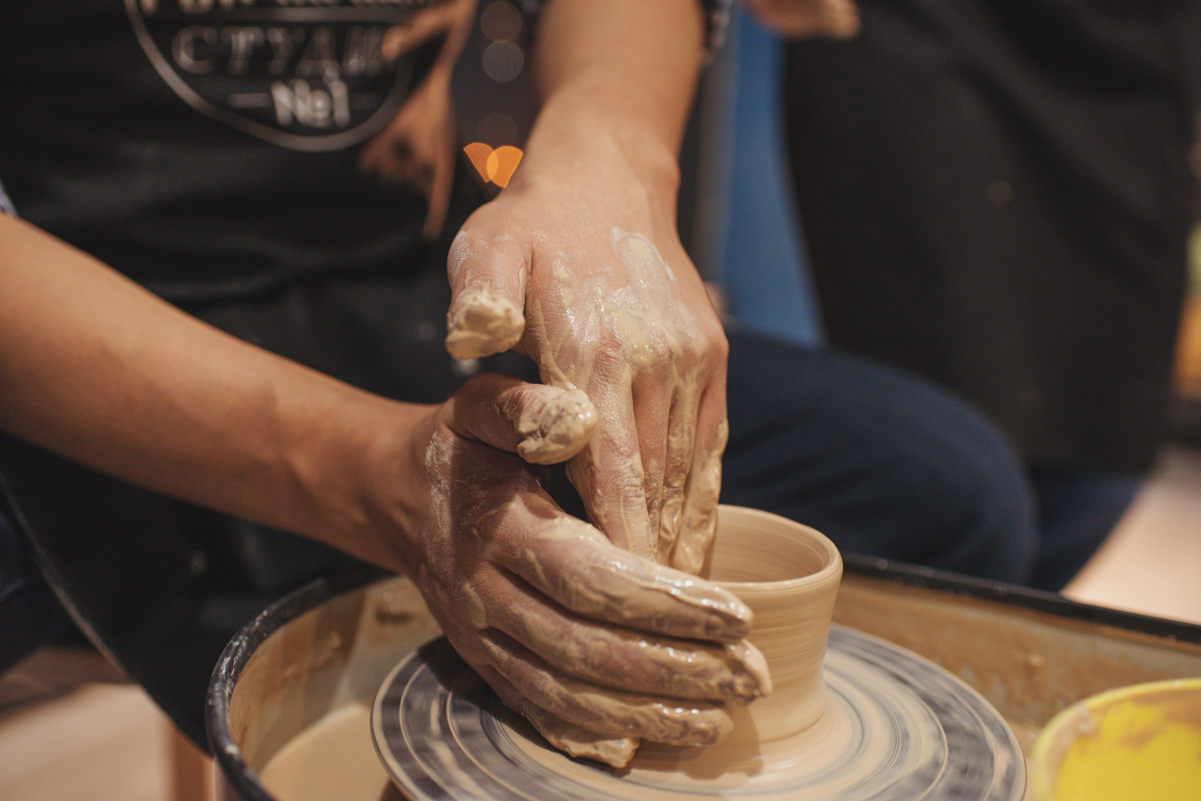 Лавстори в гончарной мастерской