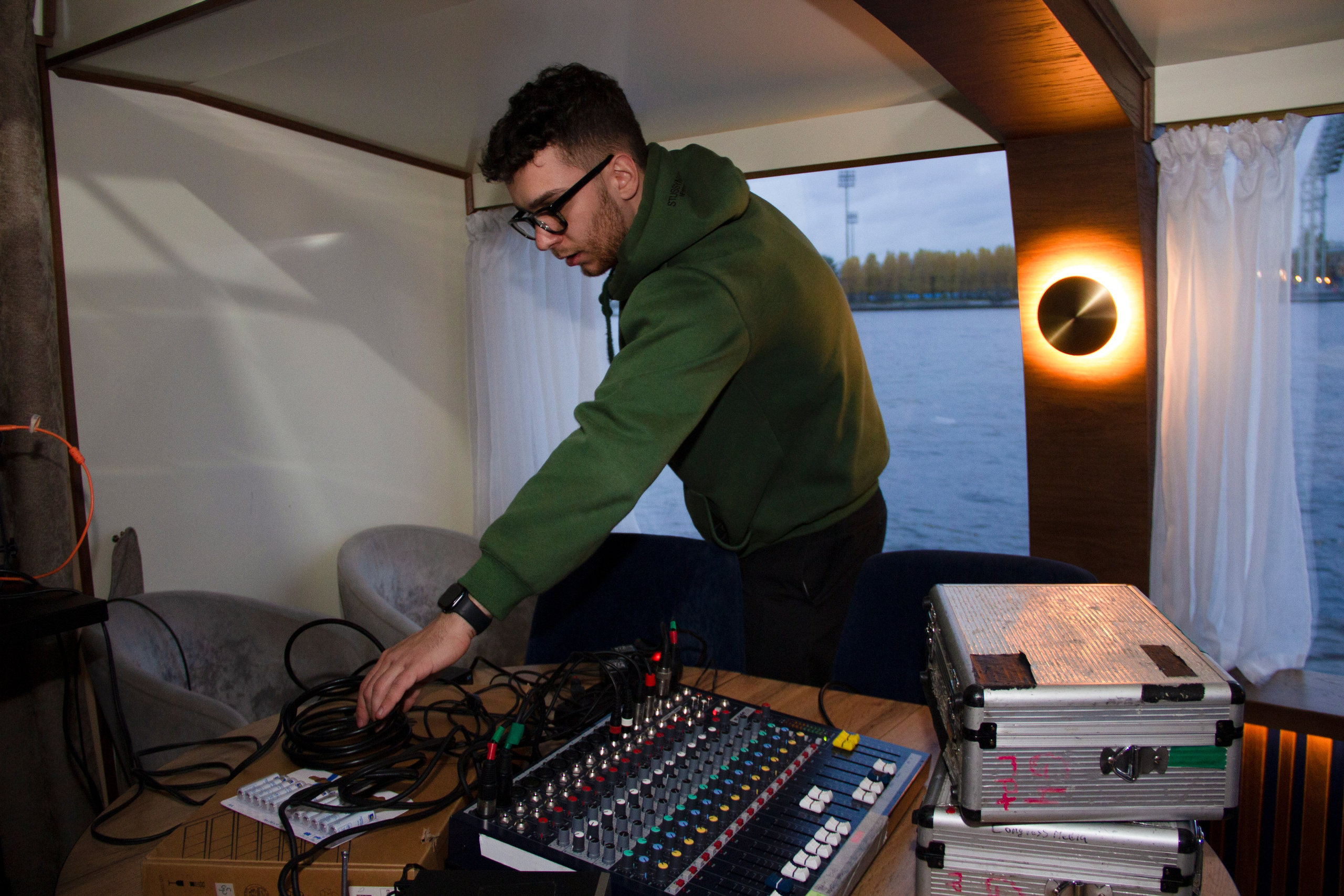 Съемка для сайта аренды катеров в Санкт-Петербурге, подготовка к свадебной прогулке по рекам и каналам. Фотограф в Санкт-Петербурге Смирнова Диана