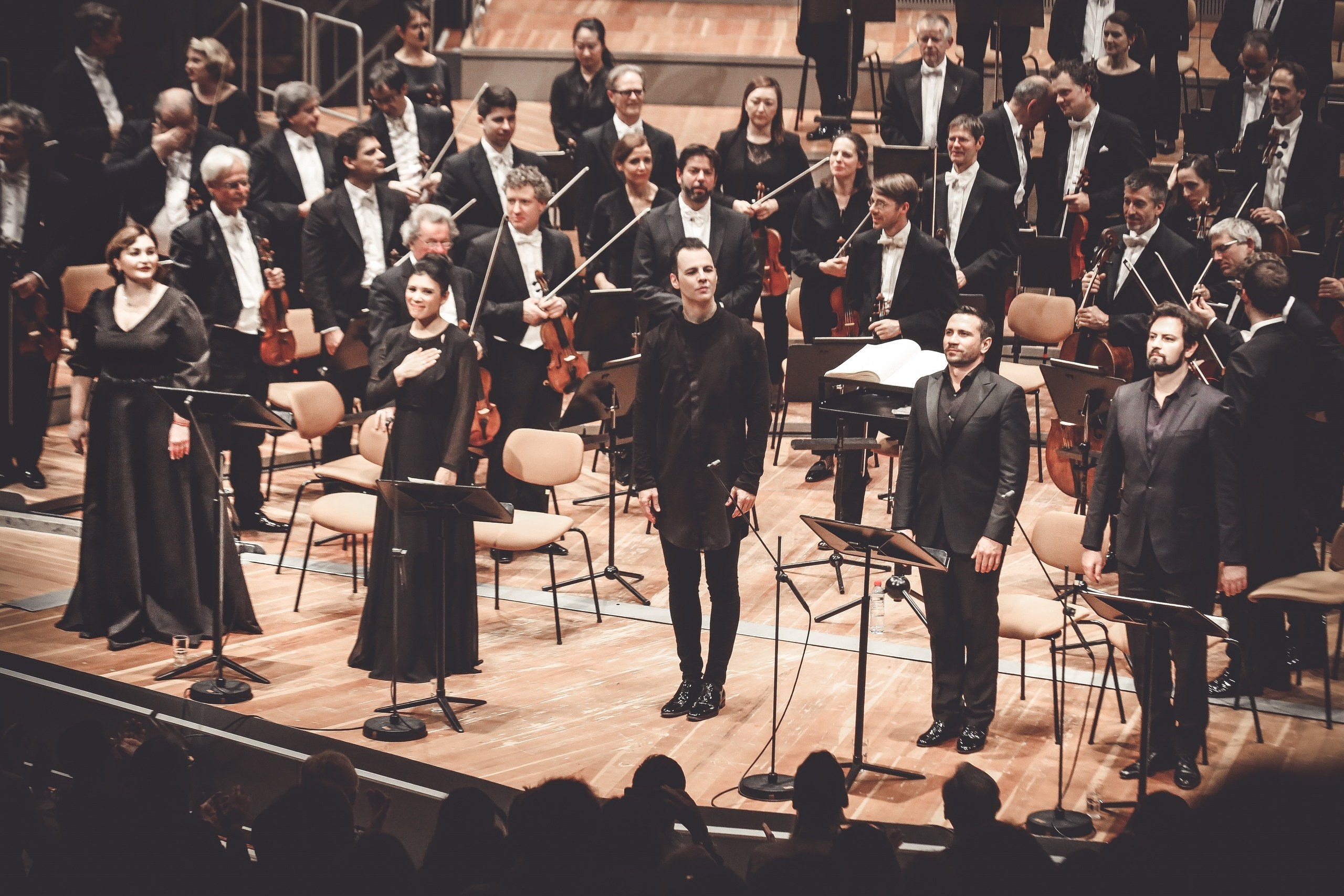 Теодор Курентзис исполнил вердиевский Реквием с берлинскими филармониками. Дарья Письменюк / Darya Leitstern — фотограф, музыкант, журналист, путешественник