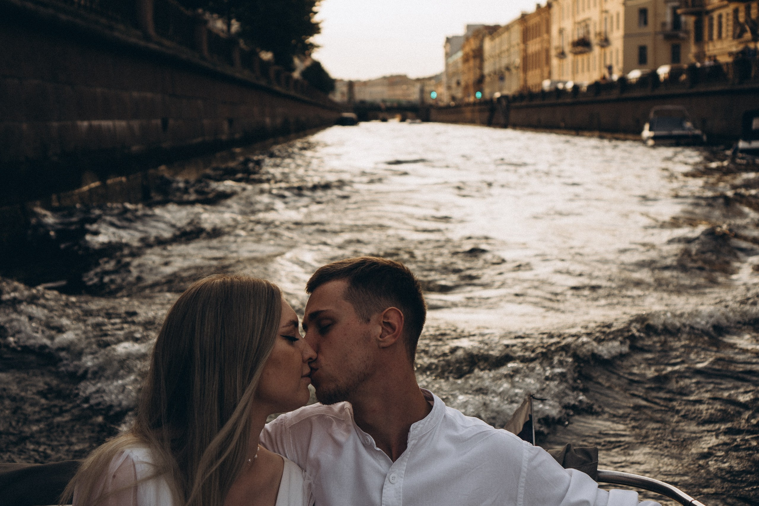 СВАДЕНБНАЯ СЬЕМКА НА КАТЕРЕ ПО КАНАЛАМ САНКТ-ПЕТЕРБУРГА И В АКВАТОРИИ НЕВЫ. Профессиональный фотограф, Санкт-Петербург — Виктория Богомолова