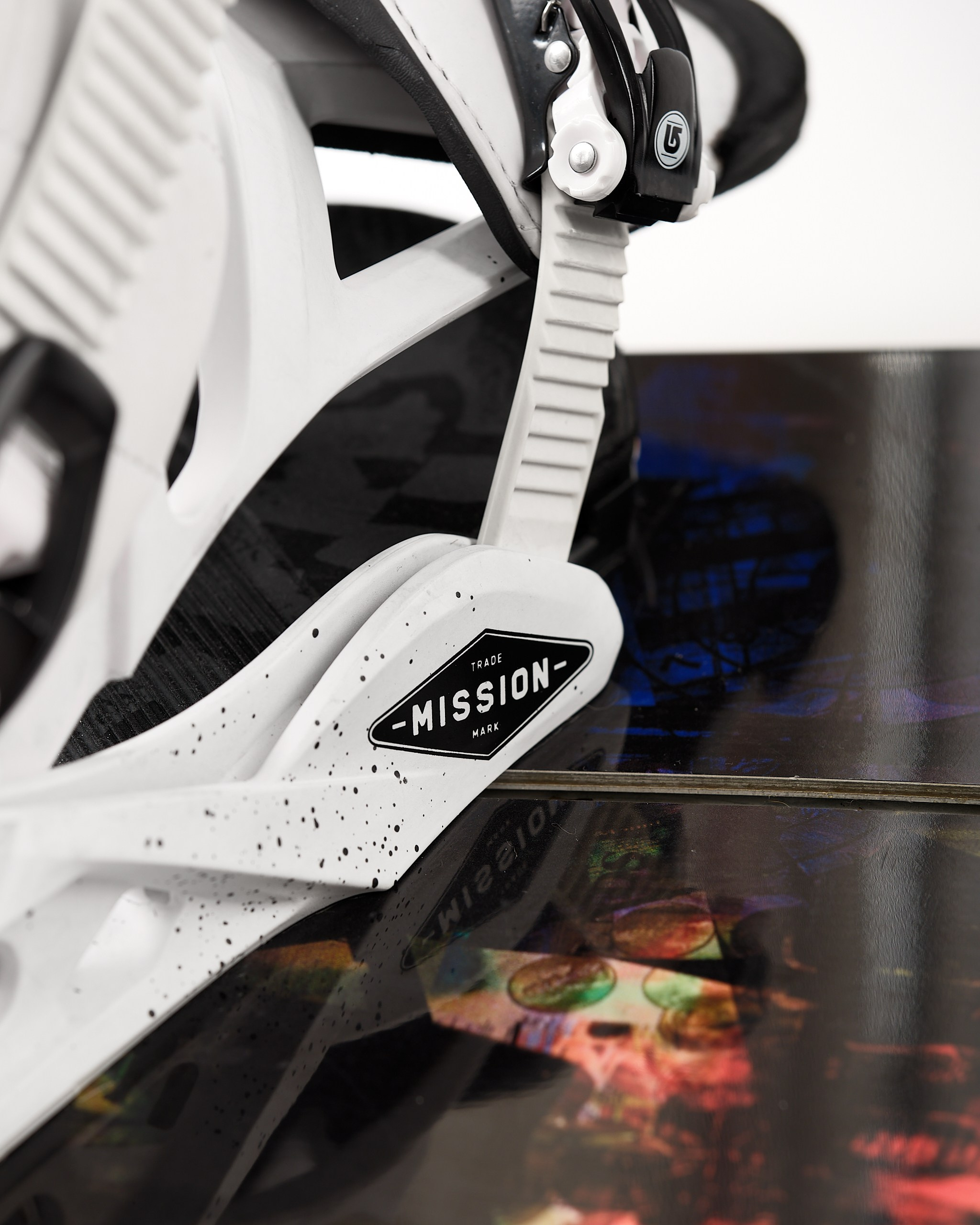 Предметная съёмка фрагмента крепления Burton Mission — точный свет и композиция в студии