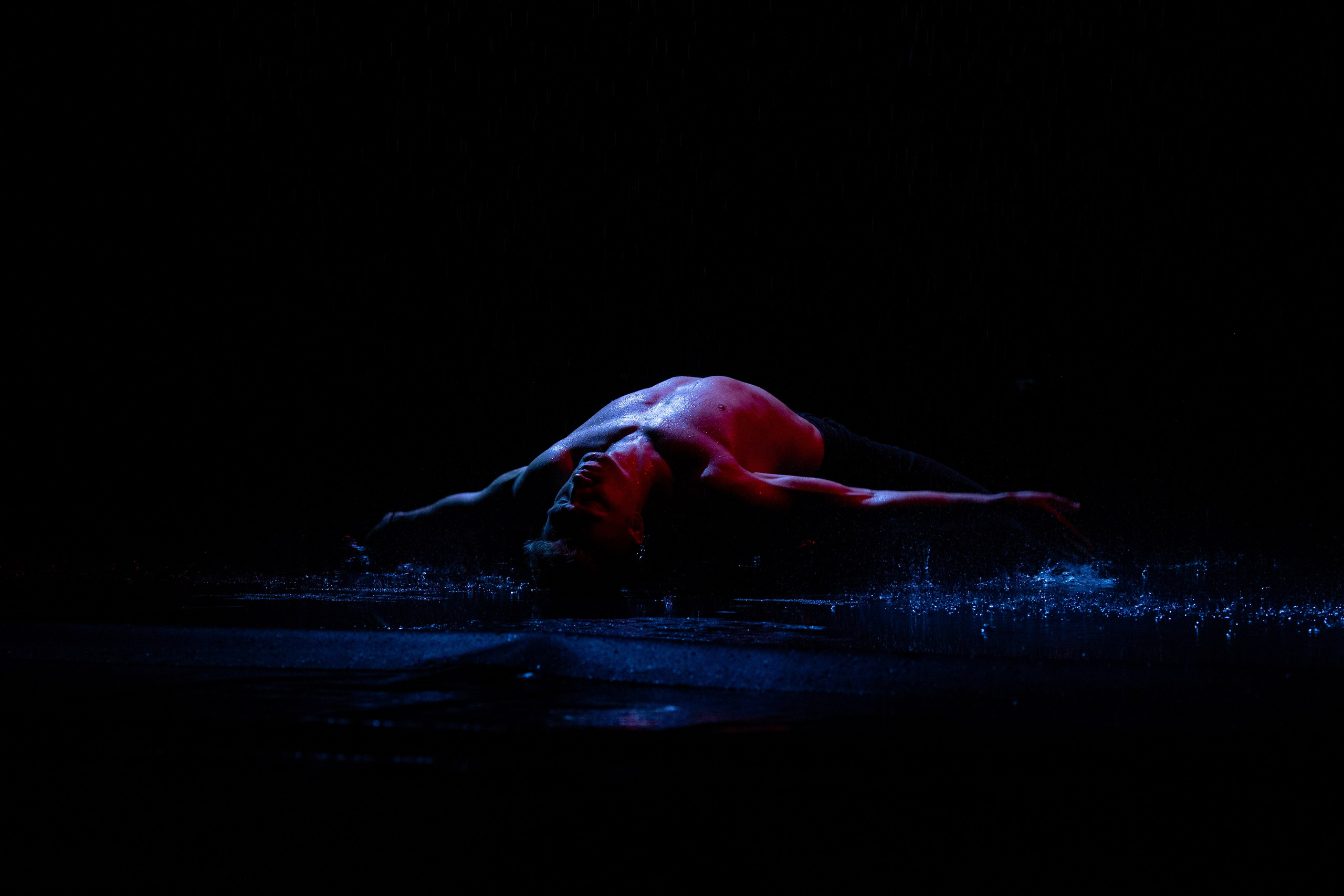 Искушение. Танец под дождём. Фотограф Антонина Свешникова. ВЫПУСКНЫЕ ФОТОКНИГИ для детских садов и школ. Москва, Владимир