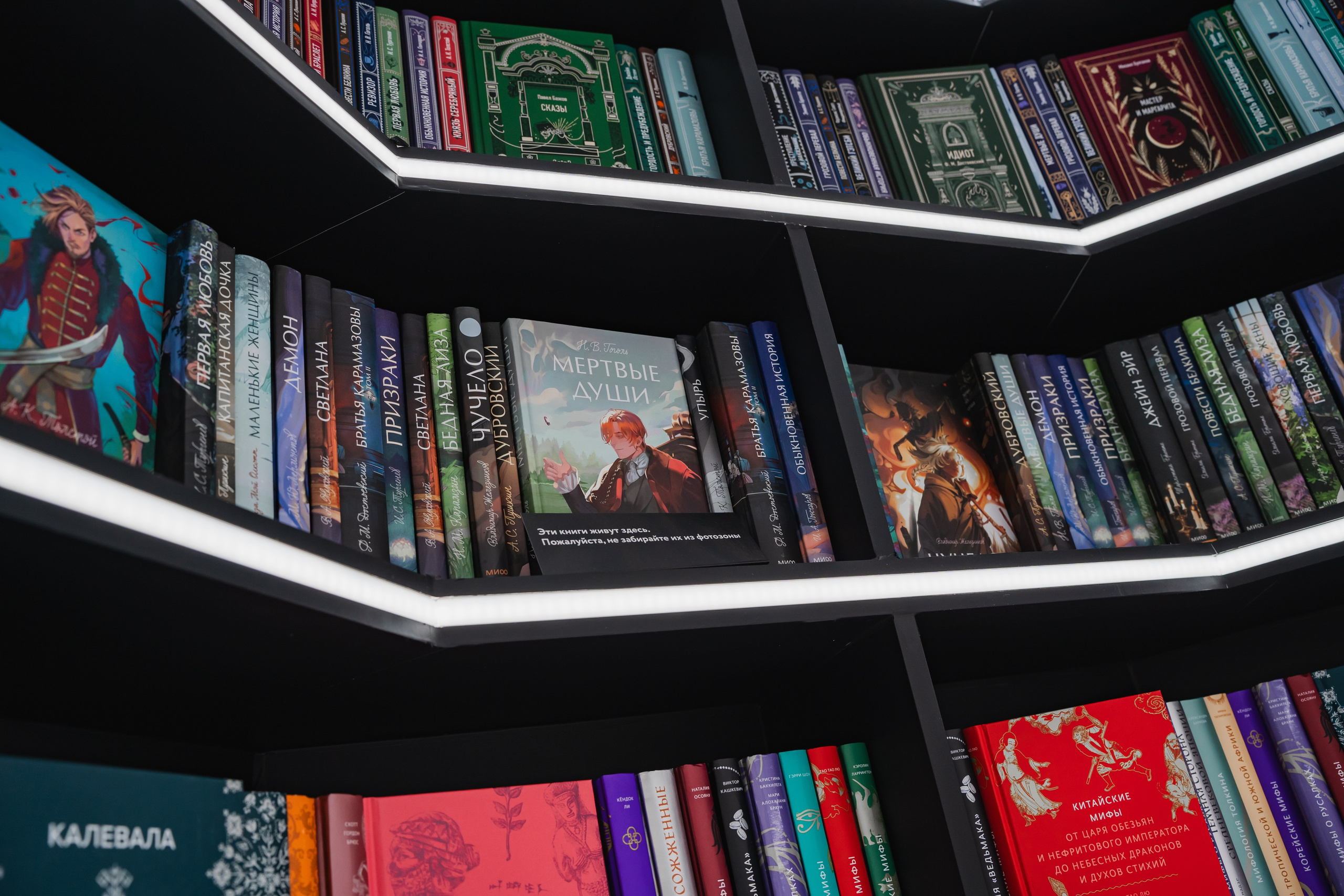 МИФ Non/fictio№ 2025 стенды. Репортажный фотограф Анастасия Рубцова