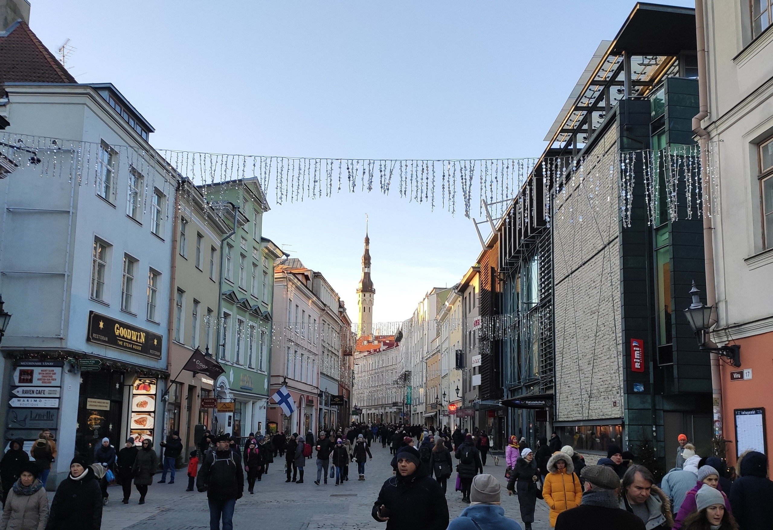 В Эстонии язык сильно схож с финским, и сразу названия становятся понятней и интересней. Улица Виро, а Viro по-фински - Эстония. 