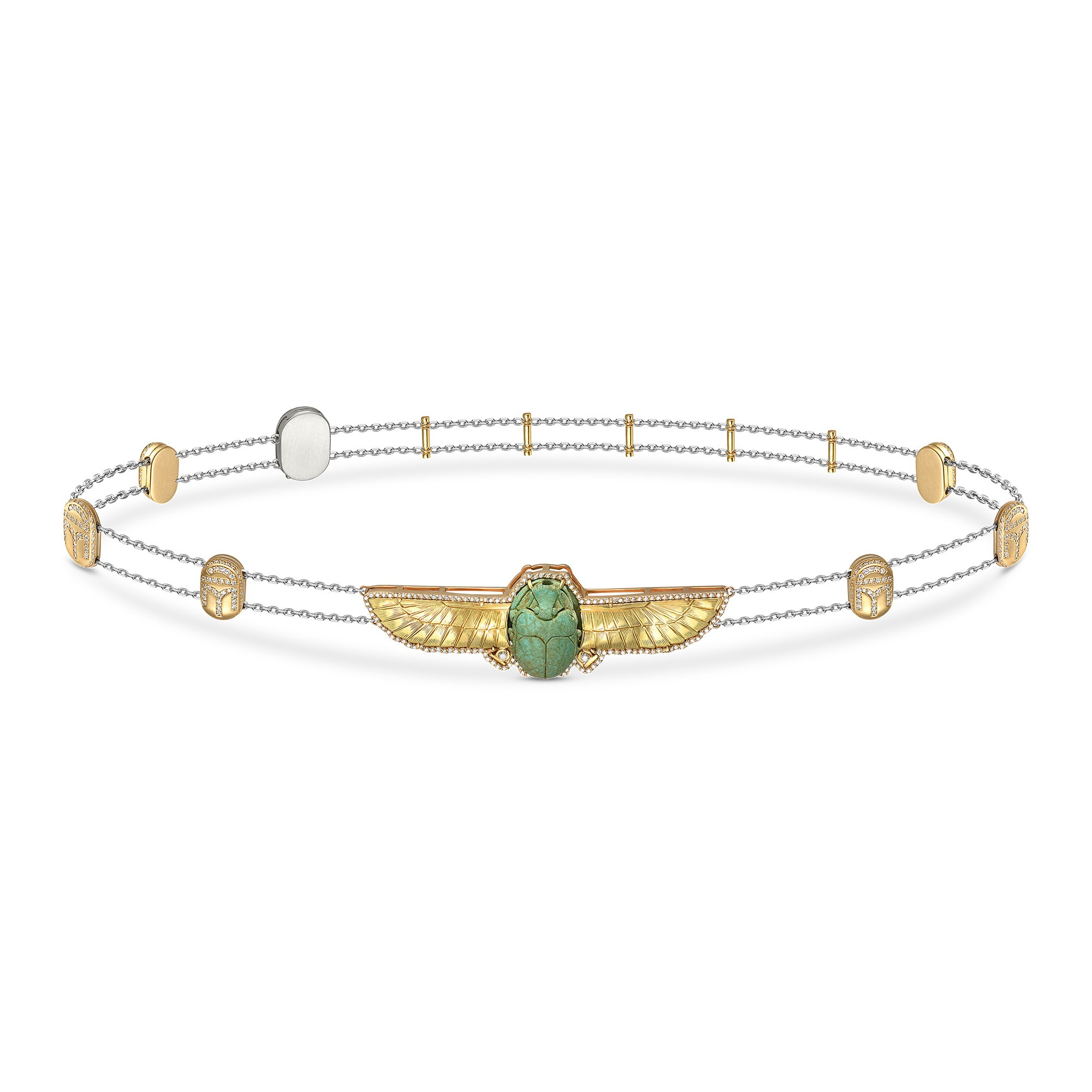 Сложная детальная предметная съемка колье на белом фоне