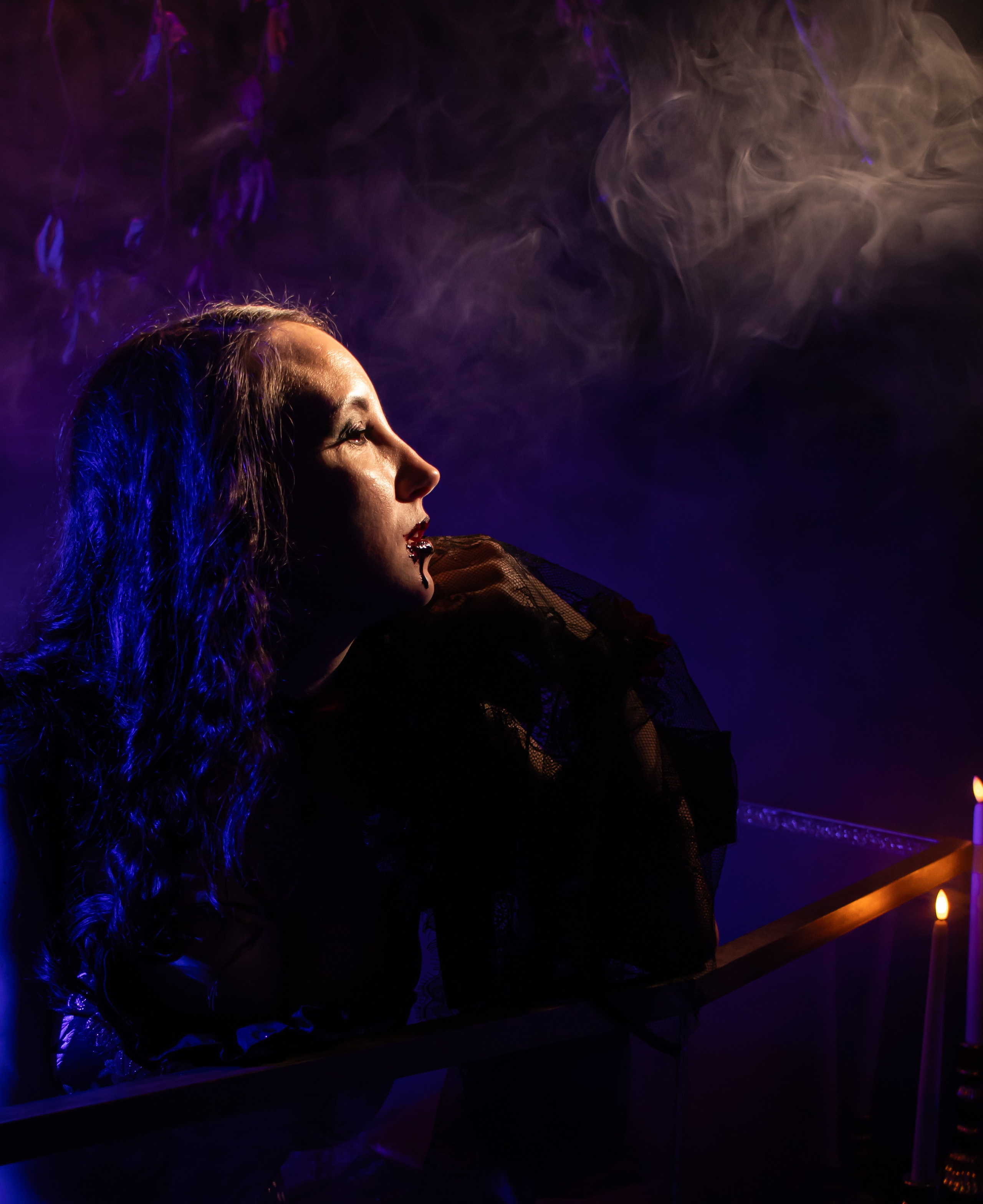 Атмосферный портрет женщины в тёмном театральном дыму — фотограф Карасёва Елена