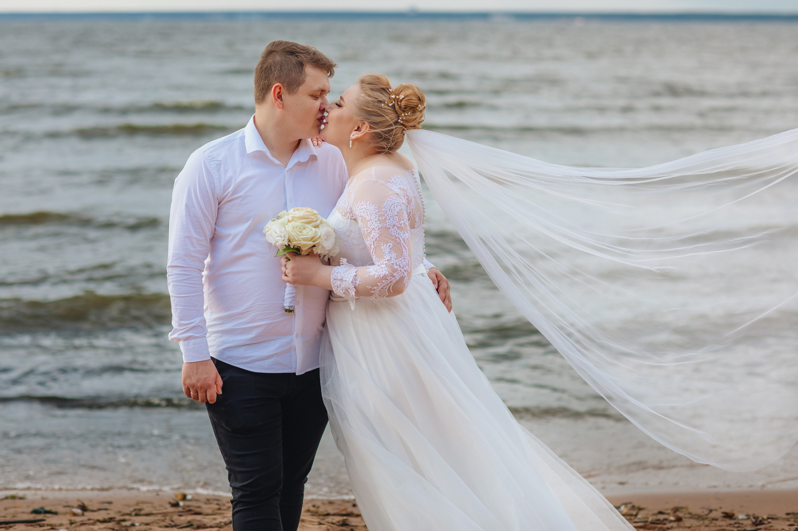 Евгения и Илья. ЗАГС Калининского района и прогулка на Финском заливе. Свадебный и семейный фотограф в Санкт-Петербурге и Сестрорецке