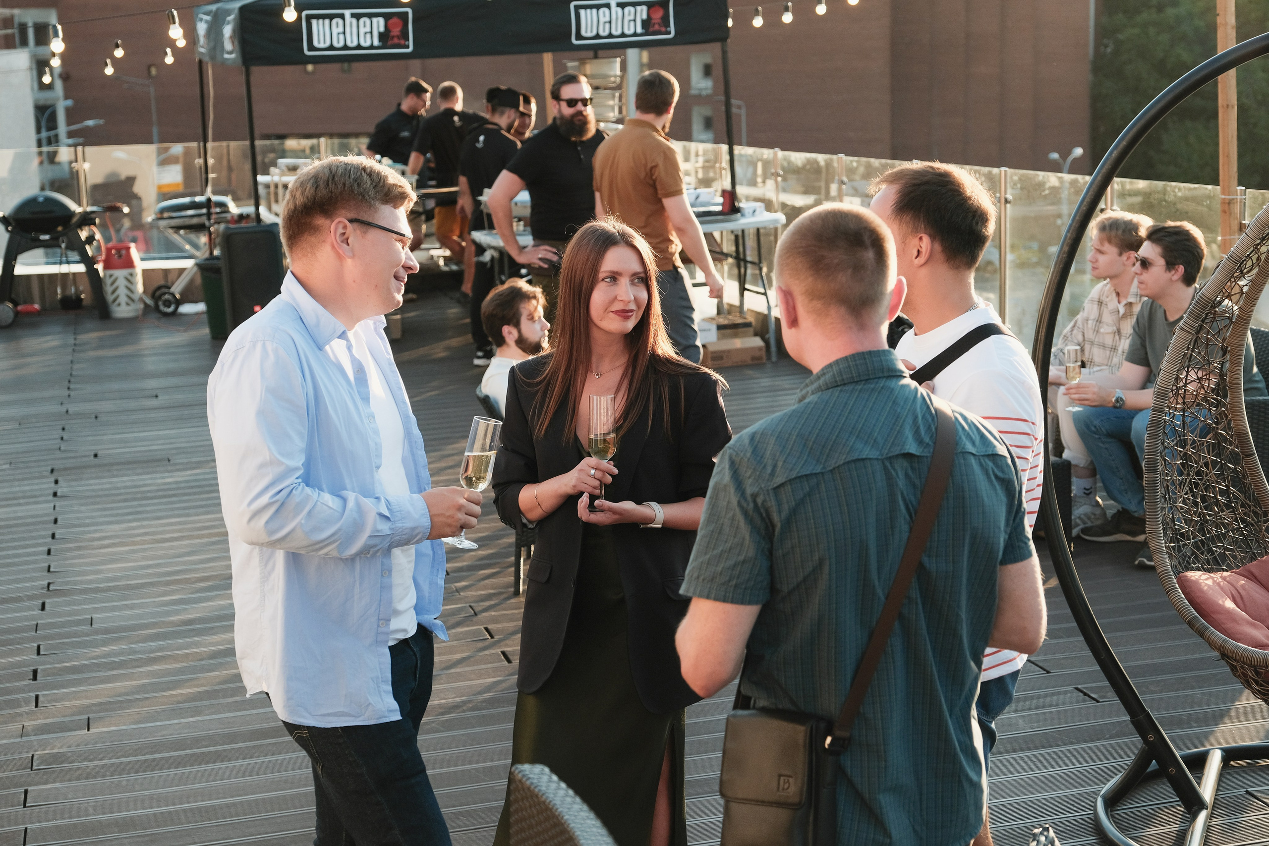 Корпоративная вечеринка в Москве, сотрудники общаются.