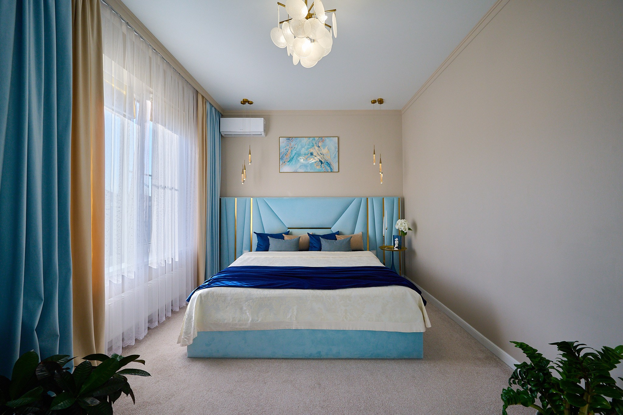 ванная комната голубая кровать белые обои и голубые шторы 