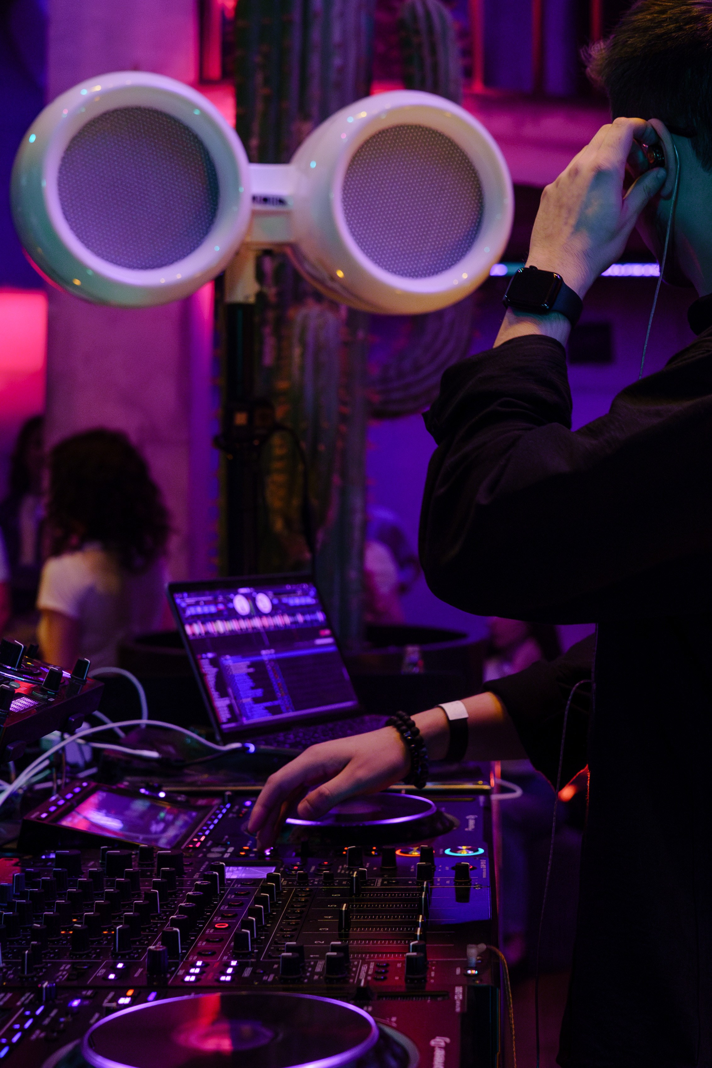 Вечеринка OSNOVATELI.LIVE репортажный фотограф Саша Дружинина. Репортажный фотограф в Москве Саша Дружинина