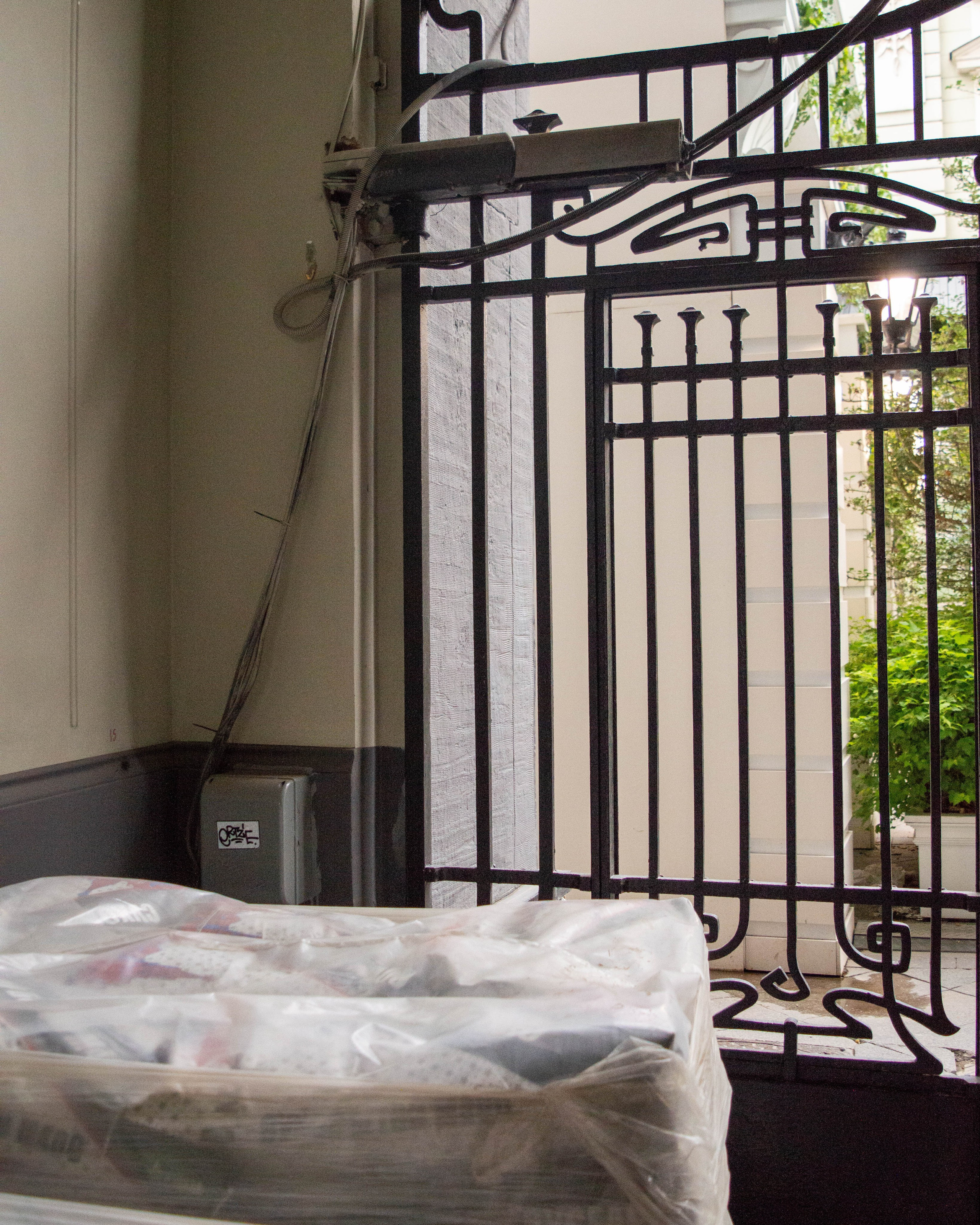 Типология «Стикербомбинг в городе». Фотограф Анастасия Лощакова в Москве