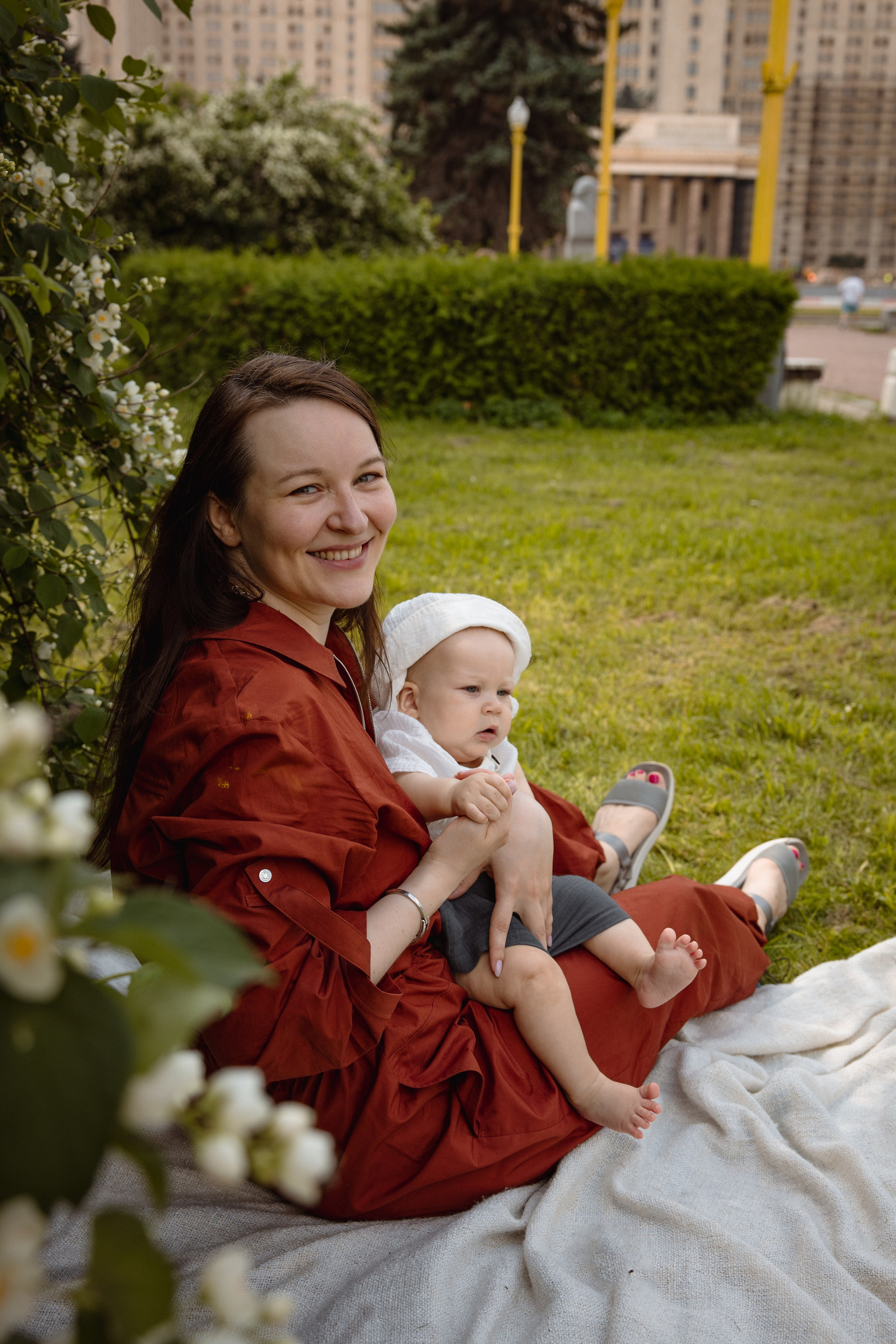 Настя с сыном у Alma-Mater. Ваш семейный newborn и lifestyle фотограф в СПБ Наталья Журавлева