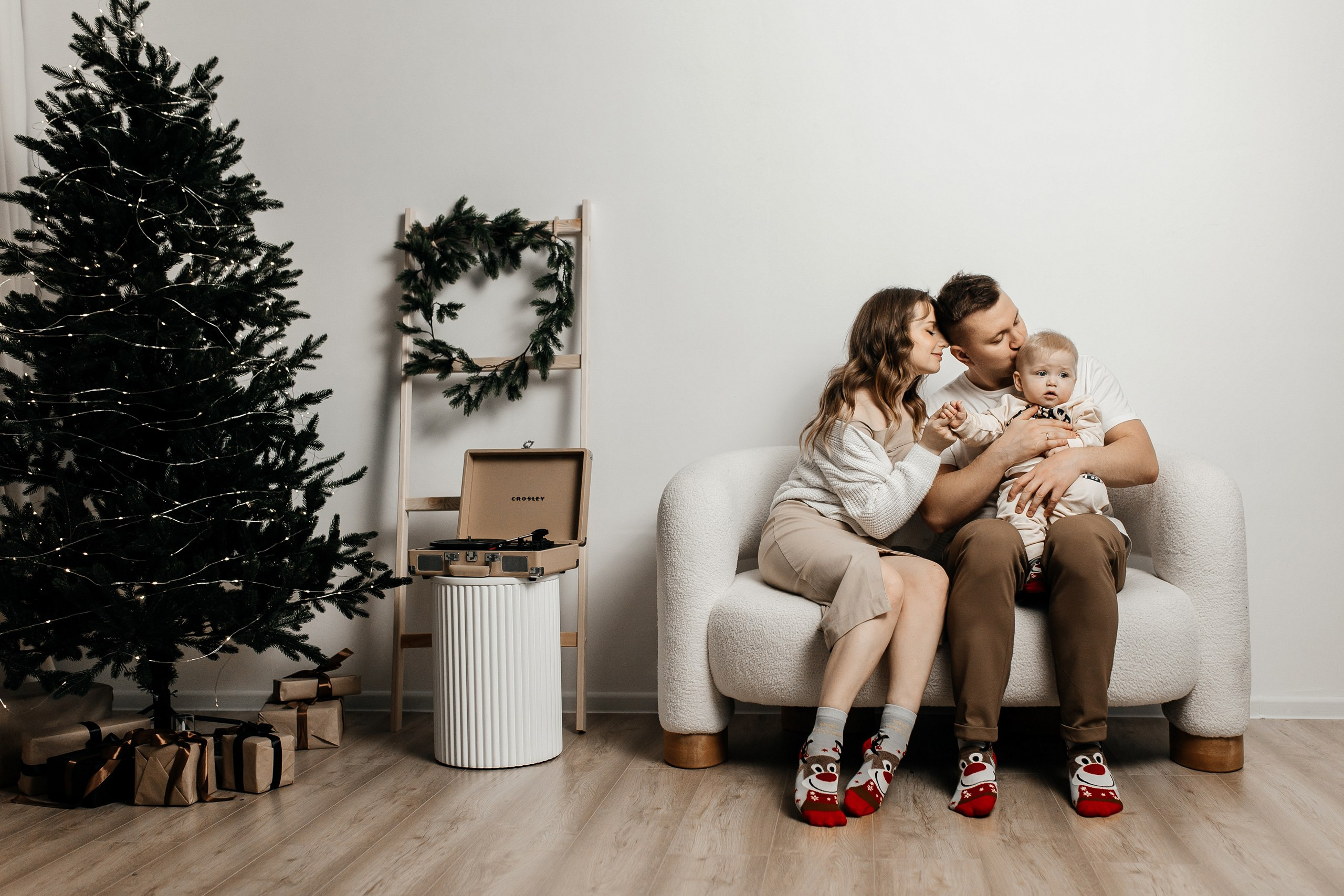 Здравствуйте! Я&nbsp;свадебный фотограф из&nbsp;Ульяновска, работаю в&nbsp;том числе по&nbsp;всей России и&nbsp;с&nbsp;выездом за&nbsp;границу. Снимаю свадьбы, lovestory, корпоративы, светский репортаж. Провожу обучение по&nbsp;фотографии, мастер-классы и&nbsp;воркшопы для других фотографов.