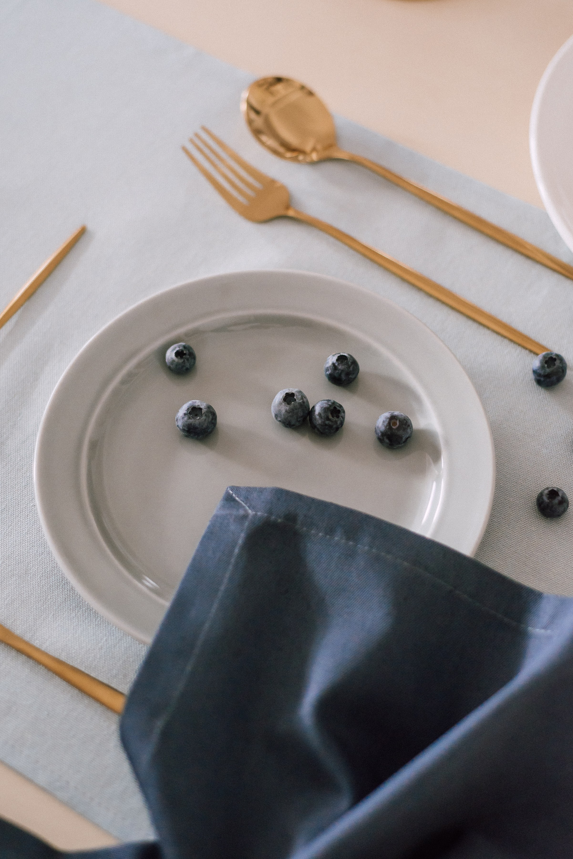 голубая посуда и золотые приборы 