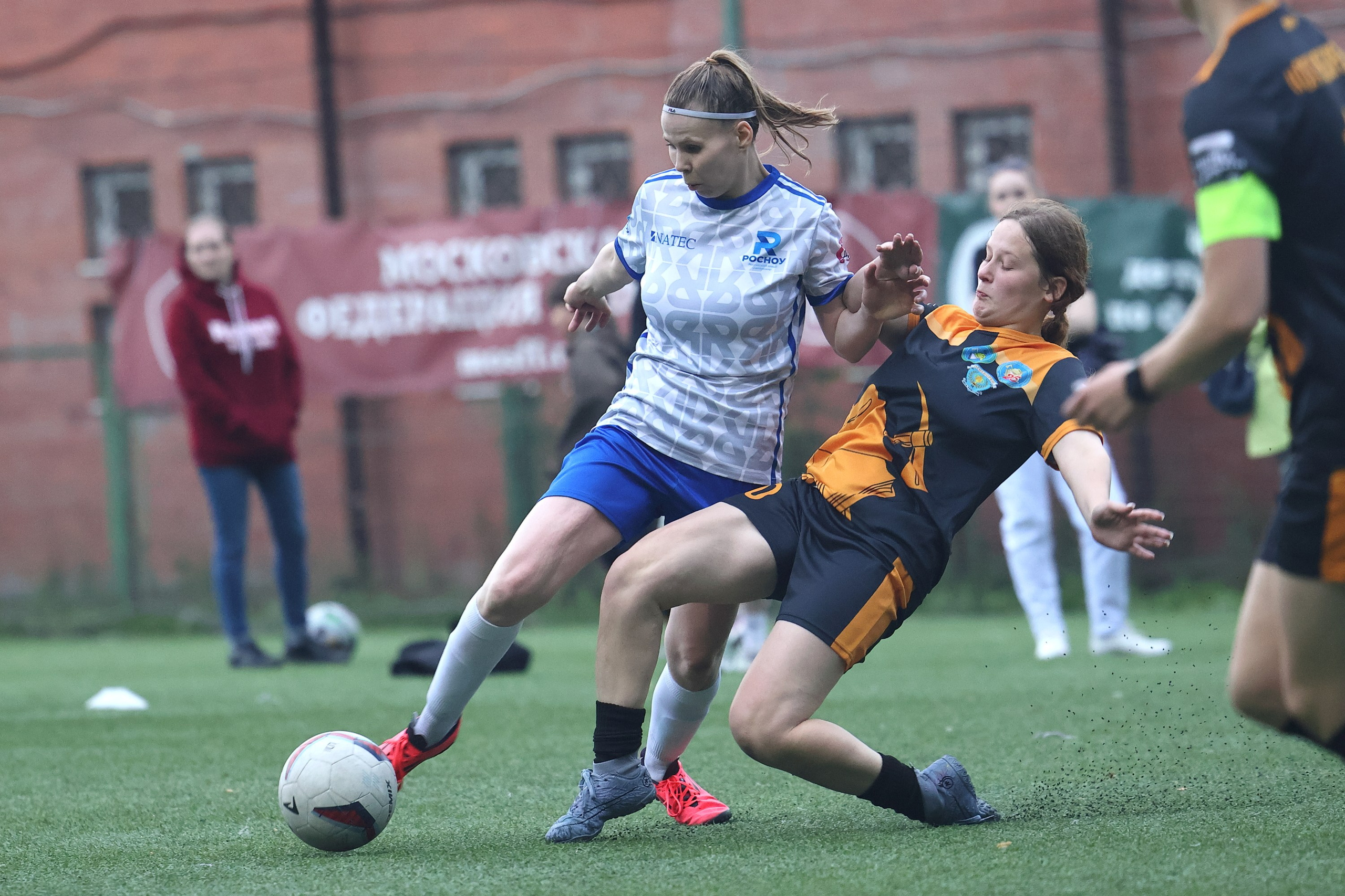 Футбол. Женская лига. Спортивный и репортажный фотограф Ермакова Светлана