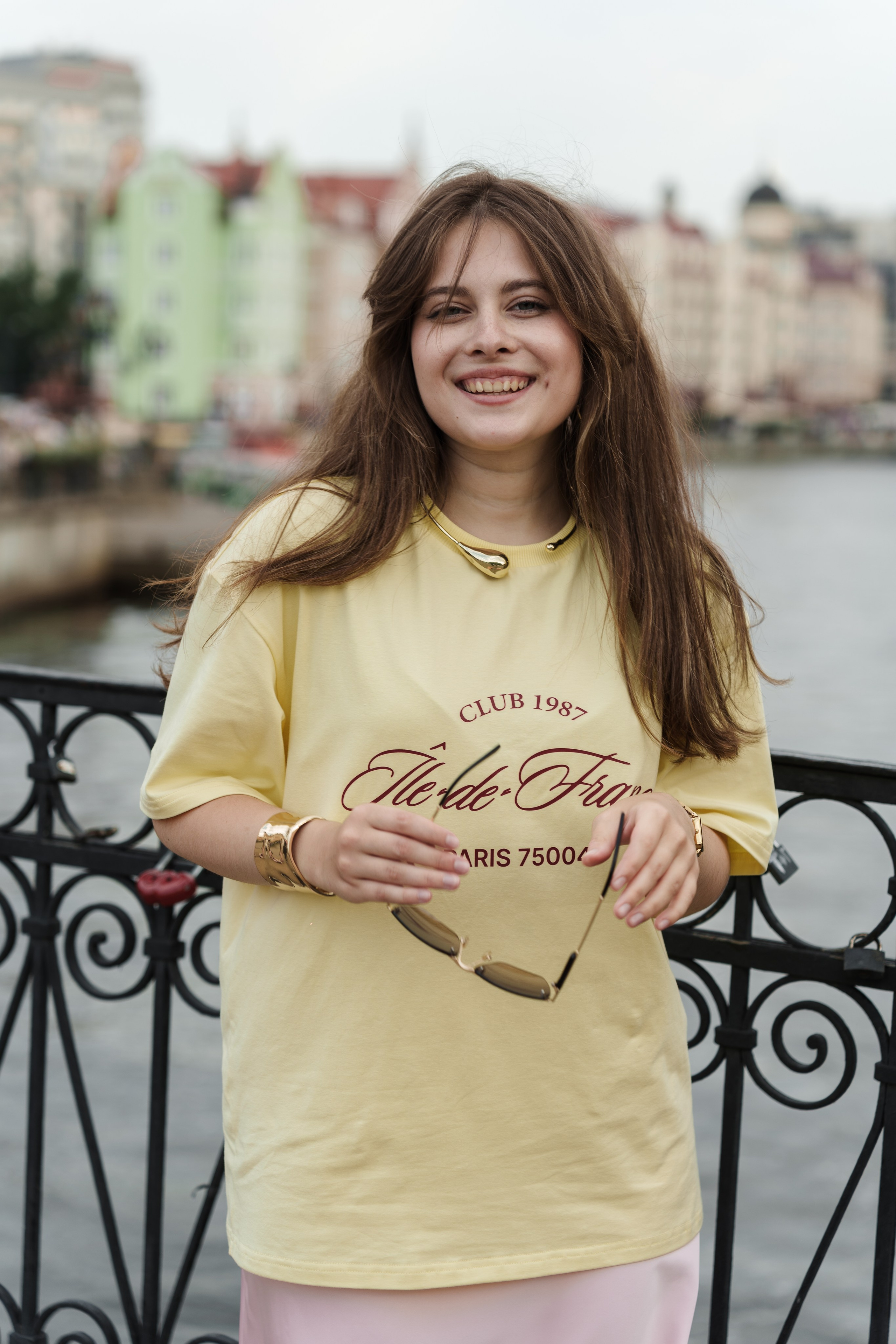 Уличный портрет девушки рядом с музеем искусств в Калининграде. Репортажный, свадебный и портретный фотограф в Казани | Ринат Миниханов