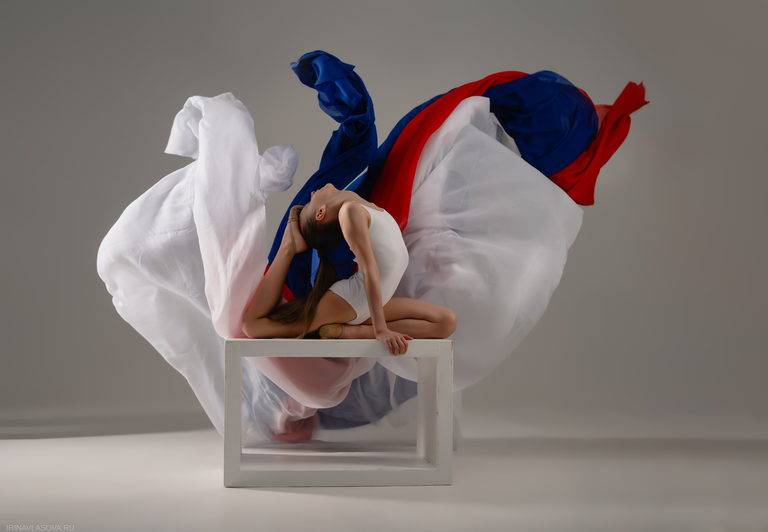 шикарная фотосесия для гимнастки с летящими тканями