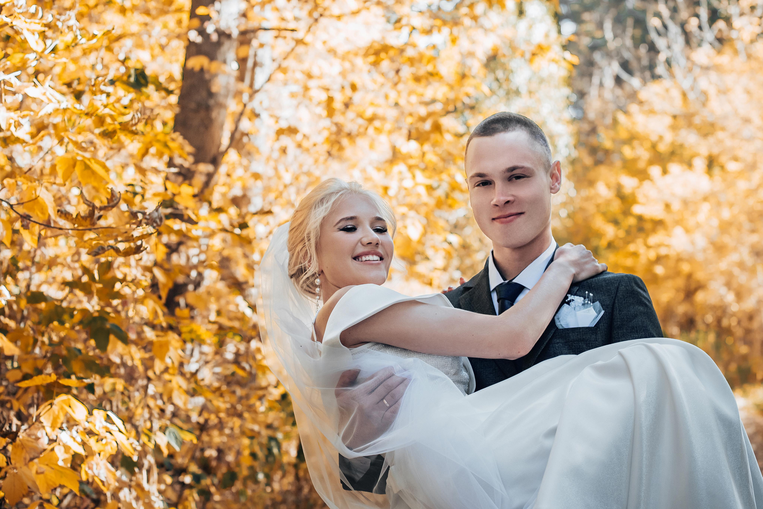 Свадебная фотосессия на площади Пушкина в г. Кемерово